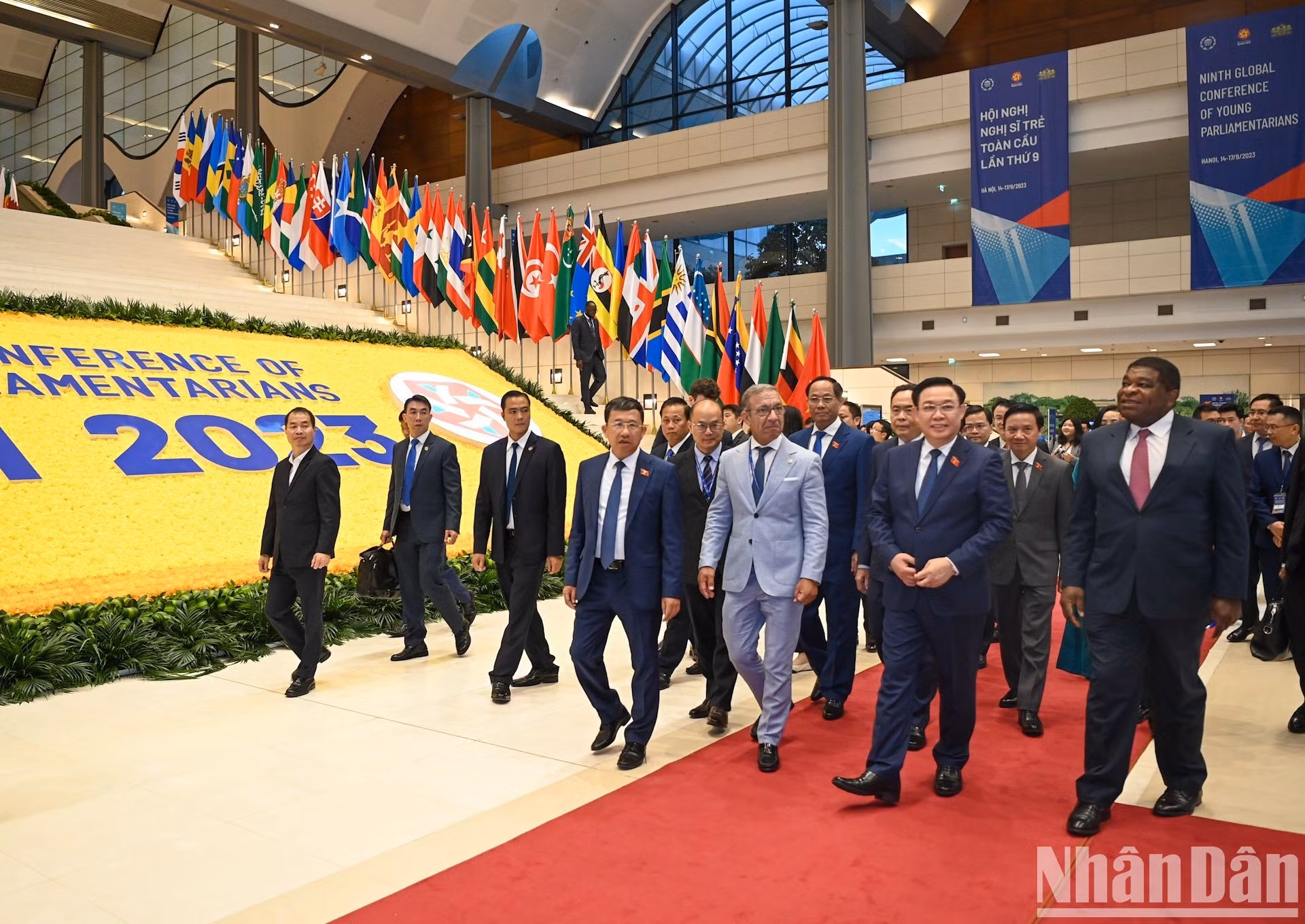 El titular de la Asamblea Nacional vietnamita, Vuong Dinh Hue, y los delegados en el evento.