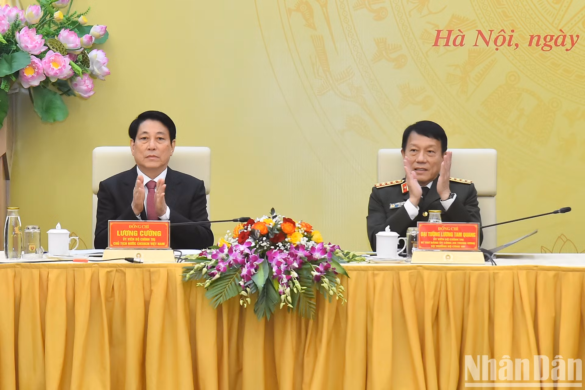El presidente vietnamita, Luong Cuong, y el ministro de Seguridad Pública, Luong Tam Quang, en el acto.
