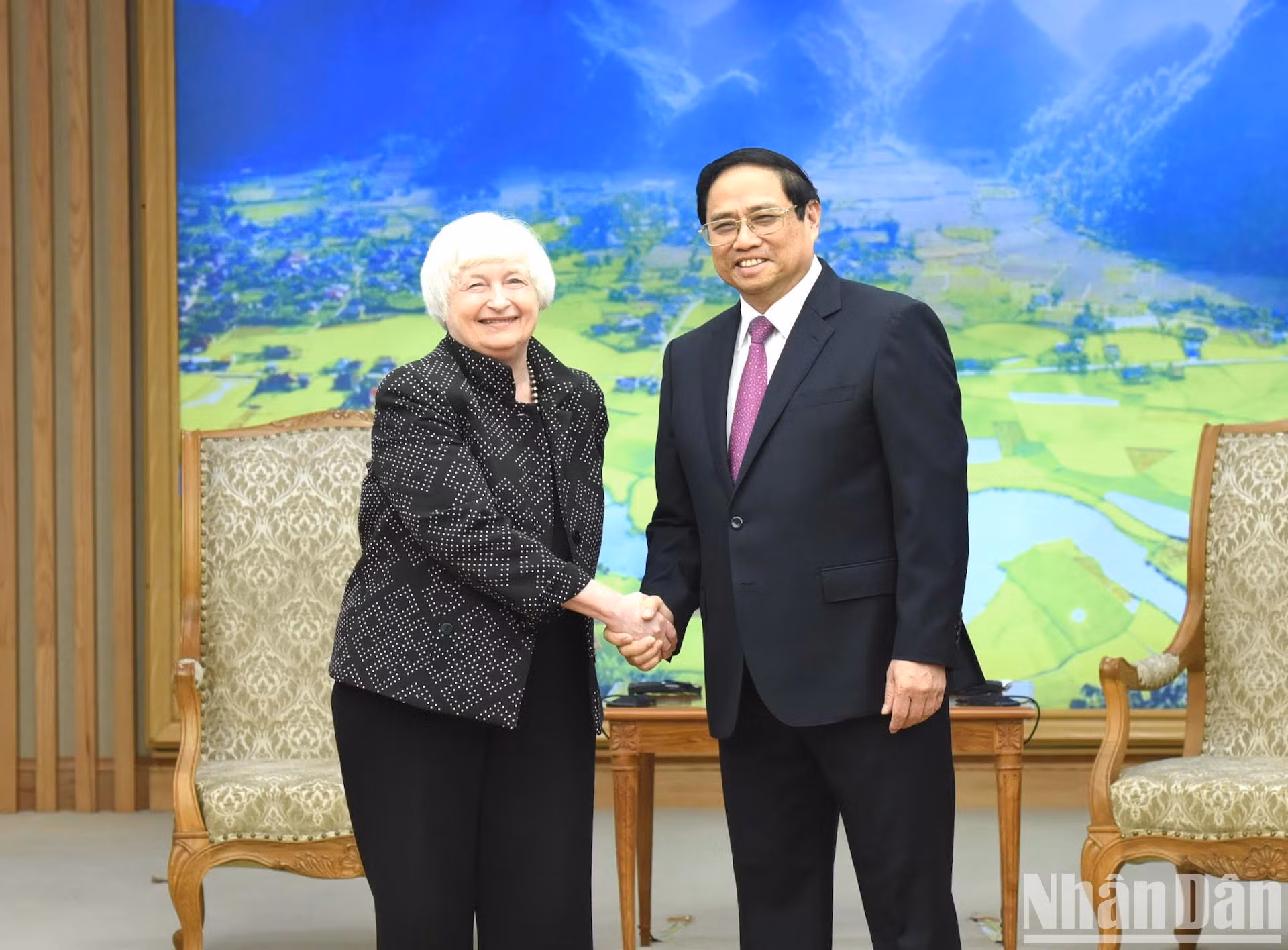 El primer ministro vietnamita, Pham Minh Chinh, recibe a la secretaria del Tesoro de EE.UU., Janet Yellen.