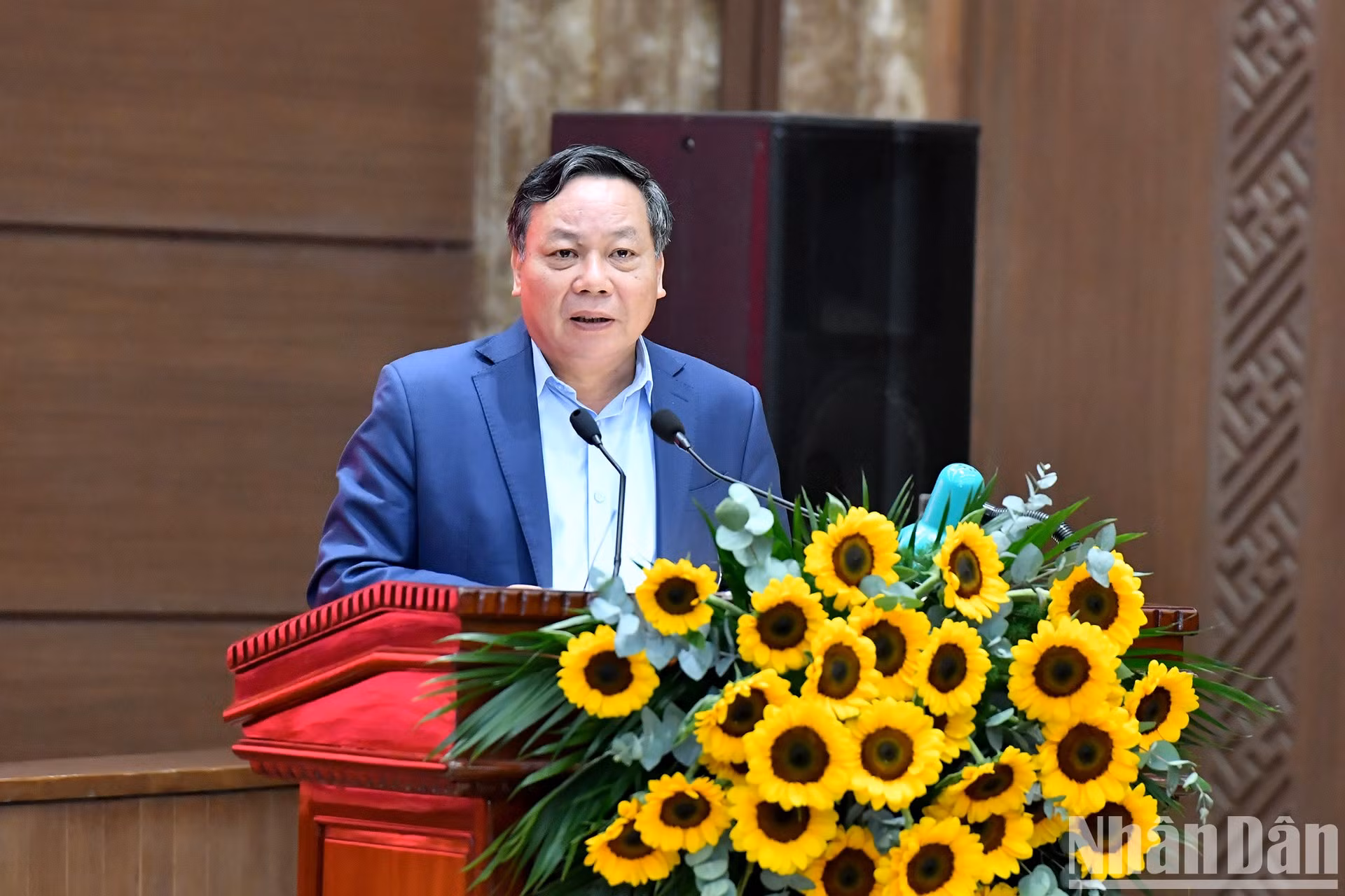 El vicesecretario del Comité del PCV en Hanói, Nguyen Van Phong, presenta un informe.
