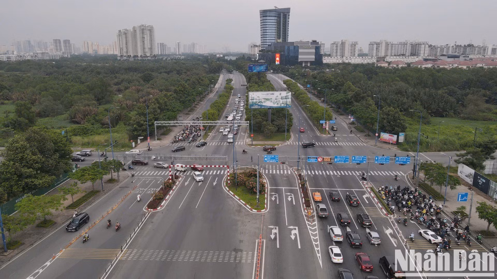 Con una longitud de casi 22 kilómetros, la avenida Este-Oeste (ahora Vo Van Kiet-Mai Chi Tho) se abrió al tráfico en 2011, creando un nuevo eje de acceso este-oeste hacia el sur para reducir la congestión del tráfico hacia el puente de Saigón. La ruta también satisface las necesidades de tráfico y transporte de carga de los puertos situados en la dirección noreste-suroeste de la ciudad y las provincias del delta del río Mekong. Con una longitud de casi 22 kilómetros, la avenida Este-Oeste (ahora Vo Van Kiet-Mai Chi Tho) se abrió al tráfico en 2011, creando un nuevo eje de acceso este-oeste hacia el sur para reducir la congestión del tráfico hacia el puente de Saigón. La ruta también satisface las necesidades de tráfico y transporte de carga de los puertos situados en la dirección noreste-suroeste de la ciudad y las provincias del delta del río Mekong.