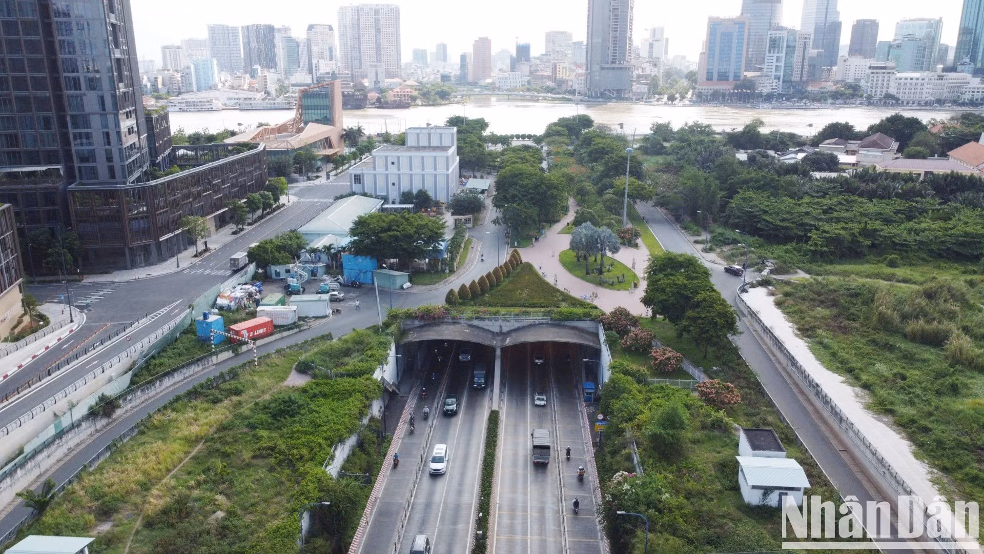 El túnel de Thu Thiem se considera el más moderno del sudeste asiático. El primer proyecto de la avenida de la ciudad, que conecta el este y el oeste (actualmente la Vo Van Kiet - Mai Chi Tho), se construyó en 2005 con préstamos japoneses de Ayuda Oficial al Desarrollo, haciendo realidad el sueño de conectar ambos extremos de la metrópolis. El túnel de Thu Thiem se considera el más moderno del sudeste asiático. El primer proyecto de la avenida de la ciudad, que conecta el este y el oeste (actualmente la Vo Van Kiet - Mai Chi Tho), se construyó en 2005 con préstamos japoneses de Ayuda Oficial al Desarrollo, haciendo realidad el sueño de conectar ambos extremos de la metrópolis.