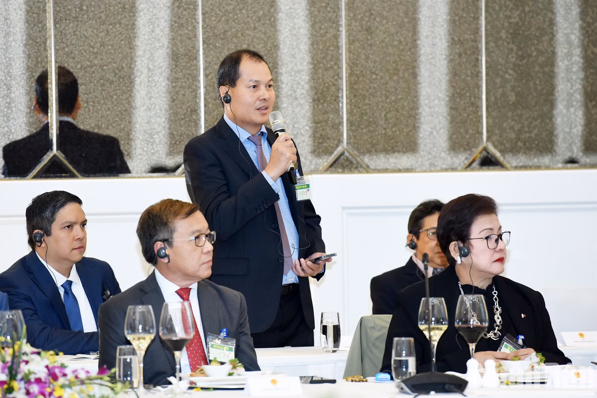 Un representante de las empresas filipinas interviene en el acto.