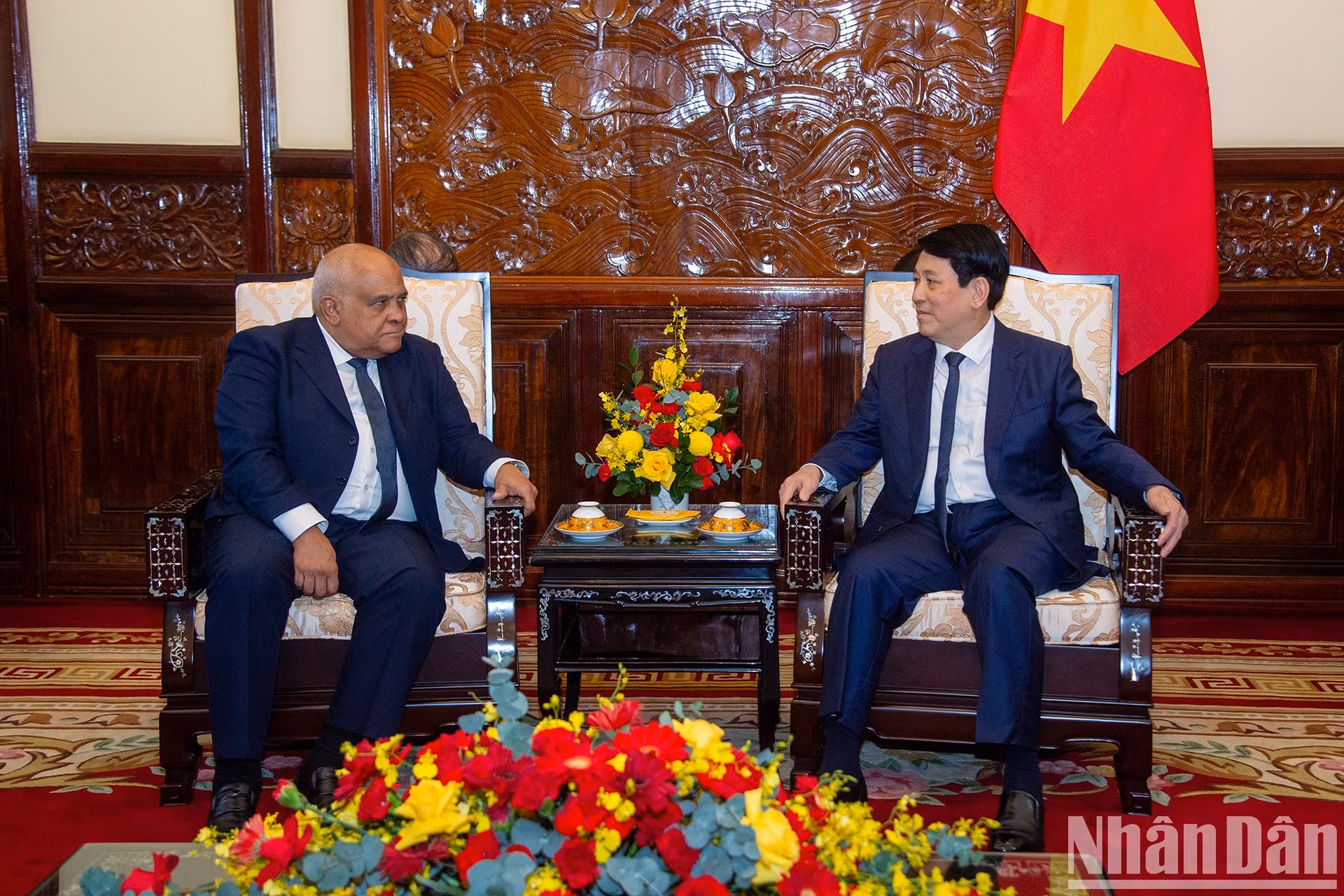 El presidente de Vietnam, Luong Cuong, y el embajador de Cuba en el país, Orlando Nicolás Hernández Guillén.