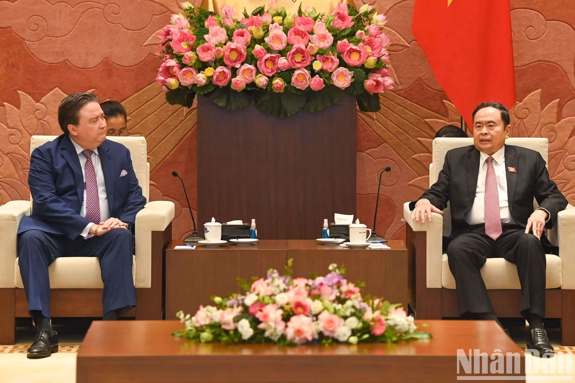 El presidente de la Asamblea Nacional de Vietnam, Tran Thanh Man, y el embajador de Estados Unidos en Hanói, Marc Knapper. El presidente de la Asamblea Nacional de Vietnam, Tran Thanh Man, y el embajador de Estados Unidos en Hanói, Marc Knapper.