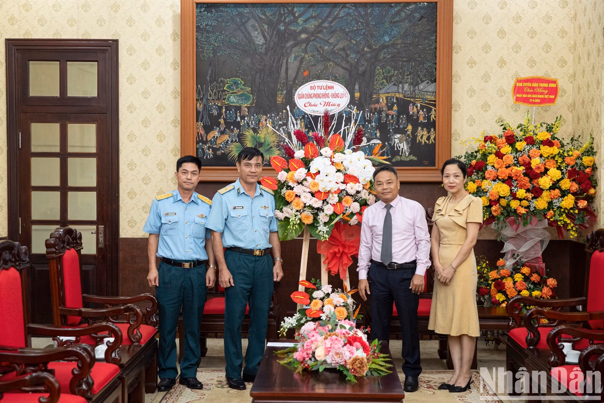El general de división Tran Trong Tuyen, subjefe político de la Fuerza de Defensa Aérea-Antiaérea vietnamita, en el acto. El general de división Tran Trong Tuyen, subjefe político de la Fuerza de Defensa Aérea-Antiaérea vietnamita, en el acto.