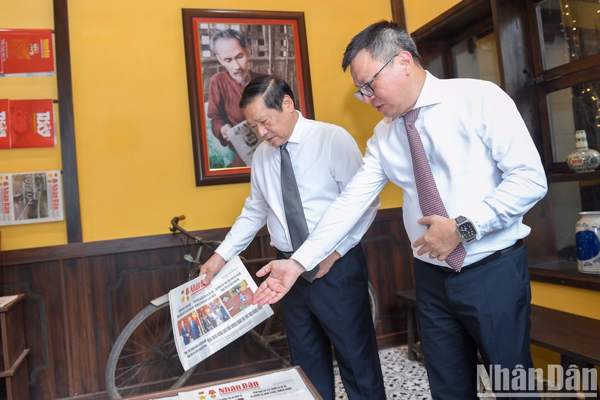 Quoc Minh, presenta las publicaciones y espacios especiales al subjefe permanente del Comisión de Comunicación y Educación, Lai Xuan Mon.