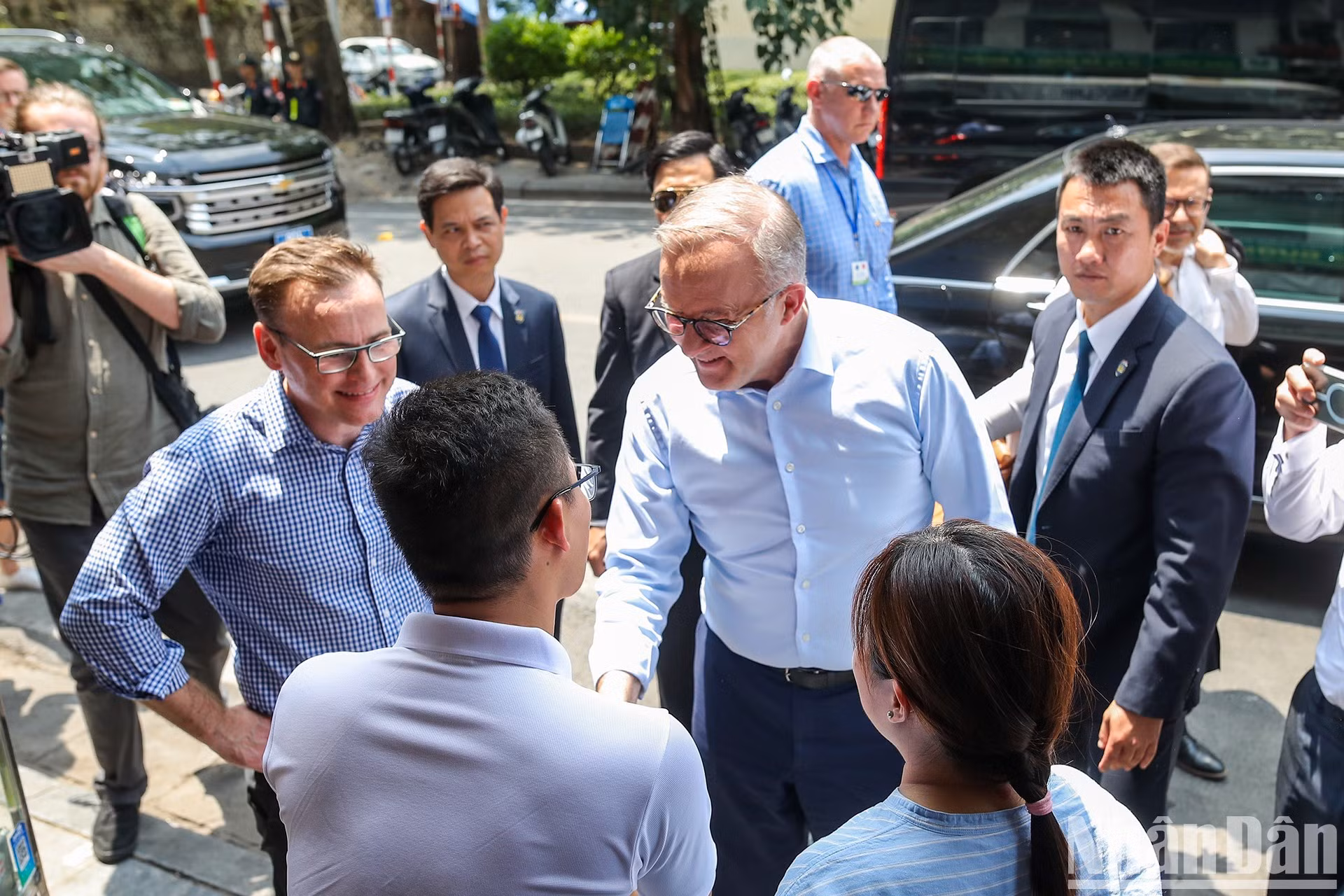 El Primer Ministro australiano llegó hoy a Hanoi para iniciar su visita oficial a Vietnam. Se trata de la primera visita oficial del Primer Ministro Albanese a Hanoi desde que tomó posesión de su cargo y sólo dos meses después del viaje de Estado del Gobernador General de Australia, David Hurley, lo que demuestra el gran interés del país oceánico por la nación del Sudeste Asiático.