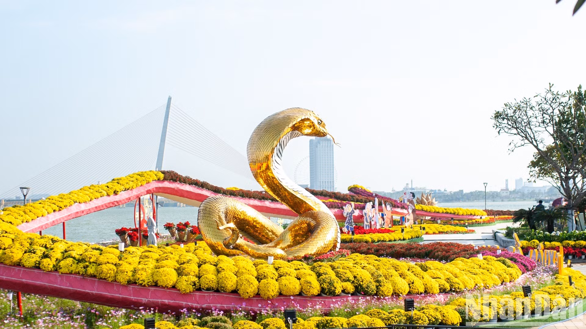 La estatua de la serpiente de 2025 de la ciudad de Da Nang fue elaborada por el artesano Dinh Van Tam, de la provincia de Quang Tri.