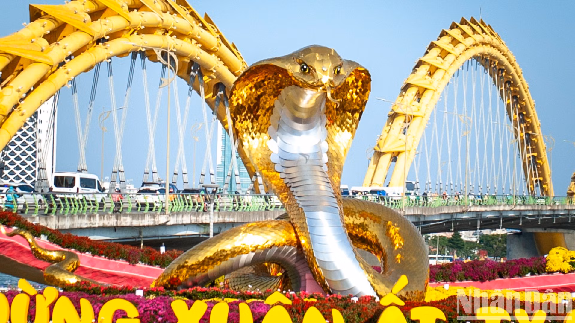 Con un diseño majestuoso, la figura de la serpiente de la calle de flores, Bach Dang, tiene forma de cobra, mide cinco metros de alto, tiene una capucha de 2,6 metros de ancho y un cuerpo robusto y sinuoso.