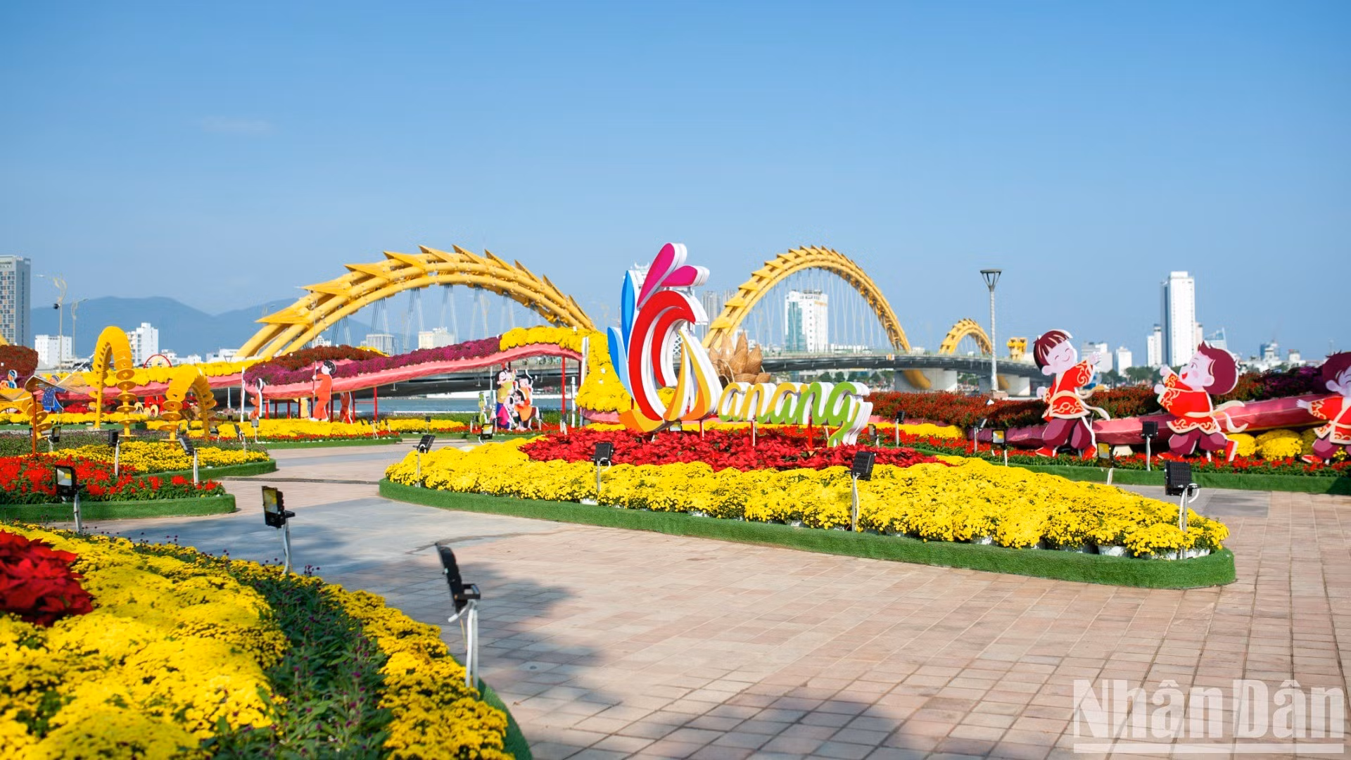 La plaza en el Puente del Dragón está decorada de forma animada.