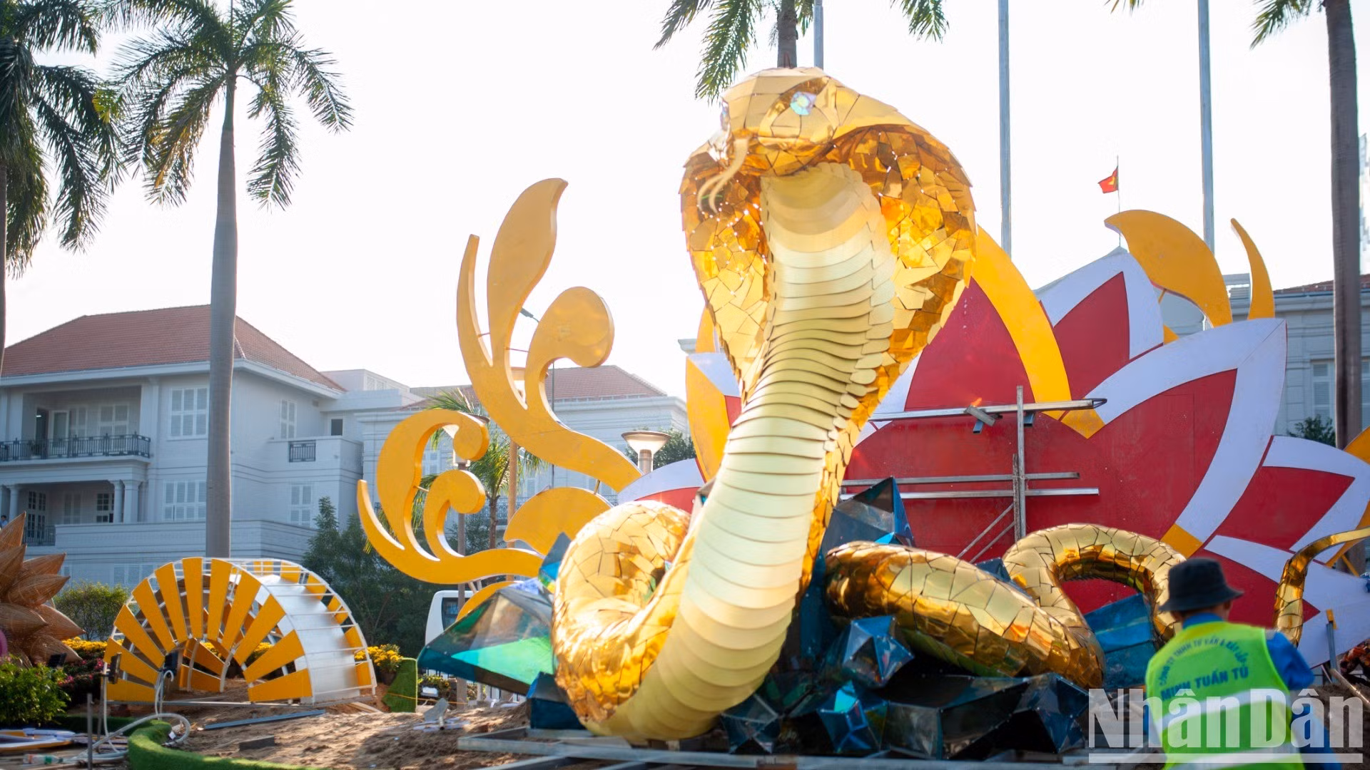 En el área del puente en forma de T frente al museo de Da Nang, el espacio de la calle de las flores también está decorado con esmero con la mascota de la serpiente.