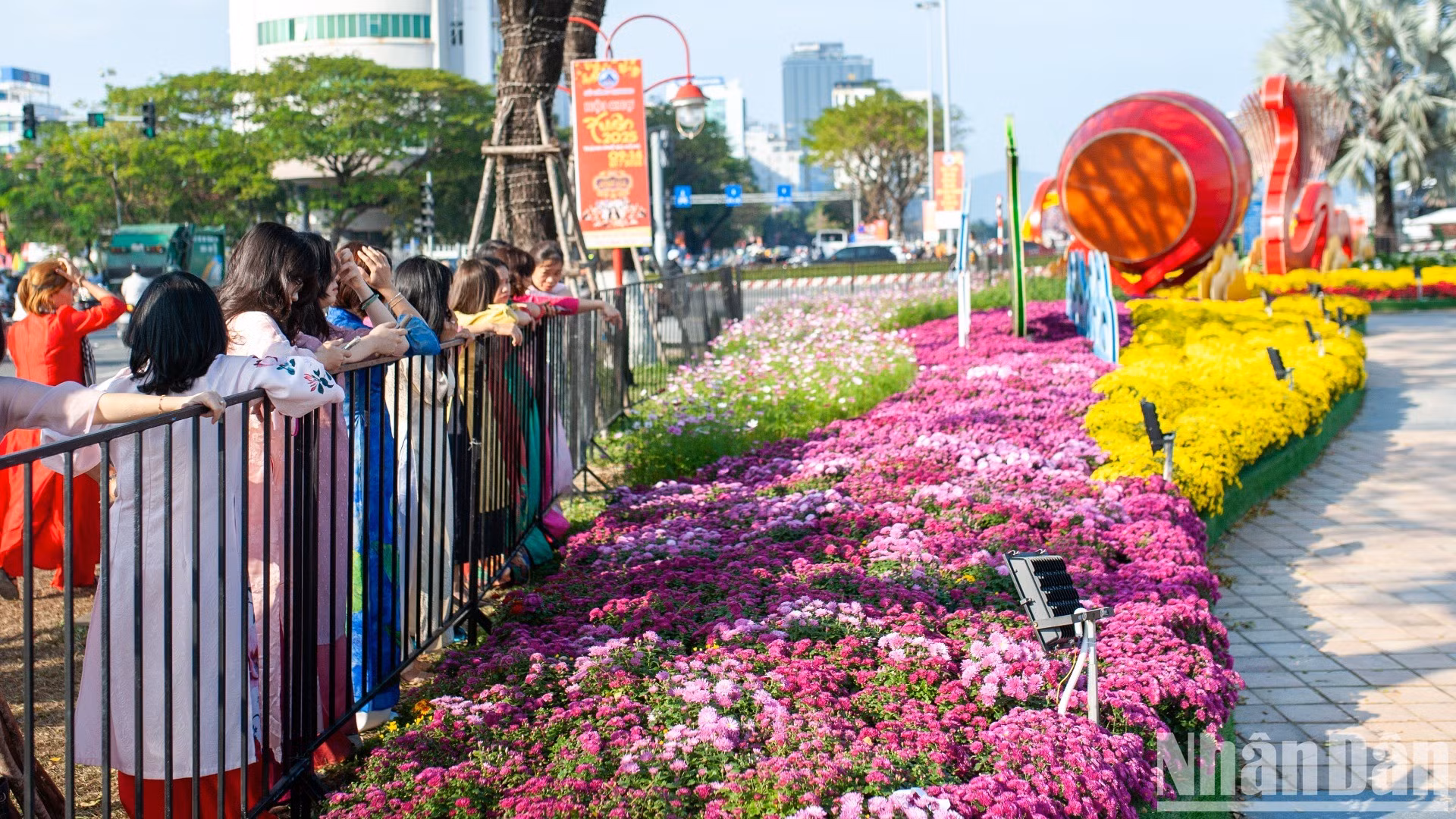 Aunque no será hasta el 25 de enero cuando se inaugure la calle de flores, muchos lugareños y turistas ya están ansiosos por visitarla.