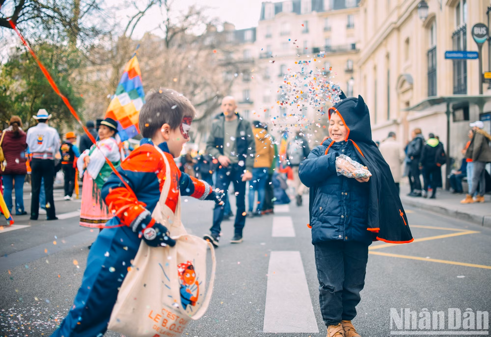 Las familias sacan con entusiasmo a sus hijos a la calle, disfrazados de sus personajes favoritos para unirse al ambiente jubiloso del festival.
