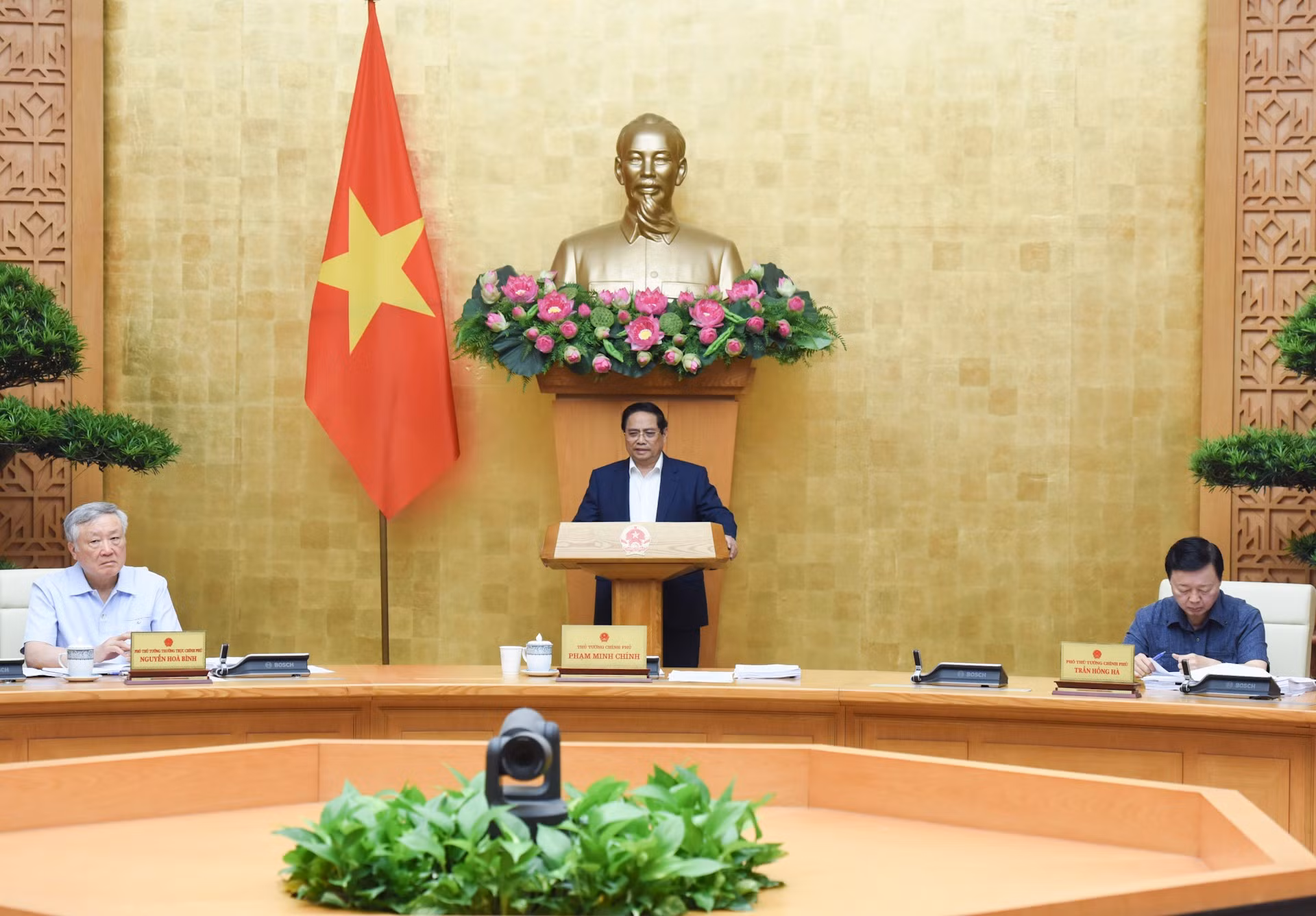 El primer ministro vietnamita, Pham Minh Chinh, preside la reunión.