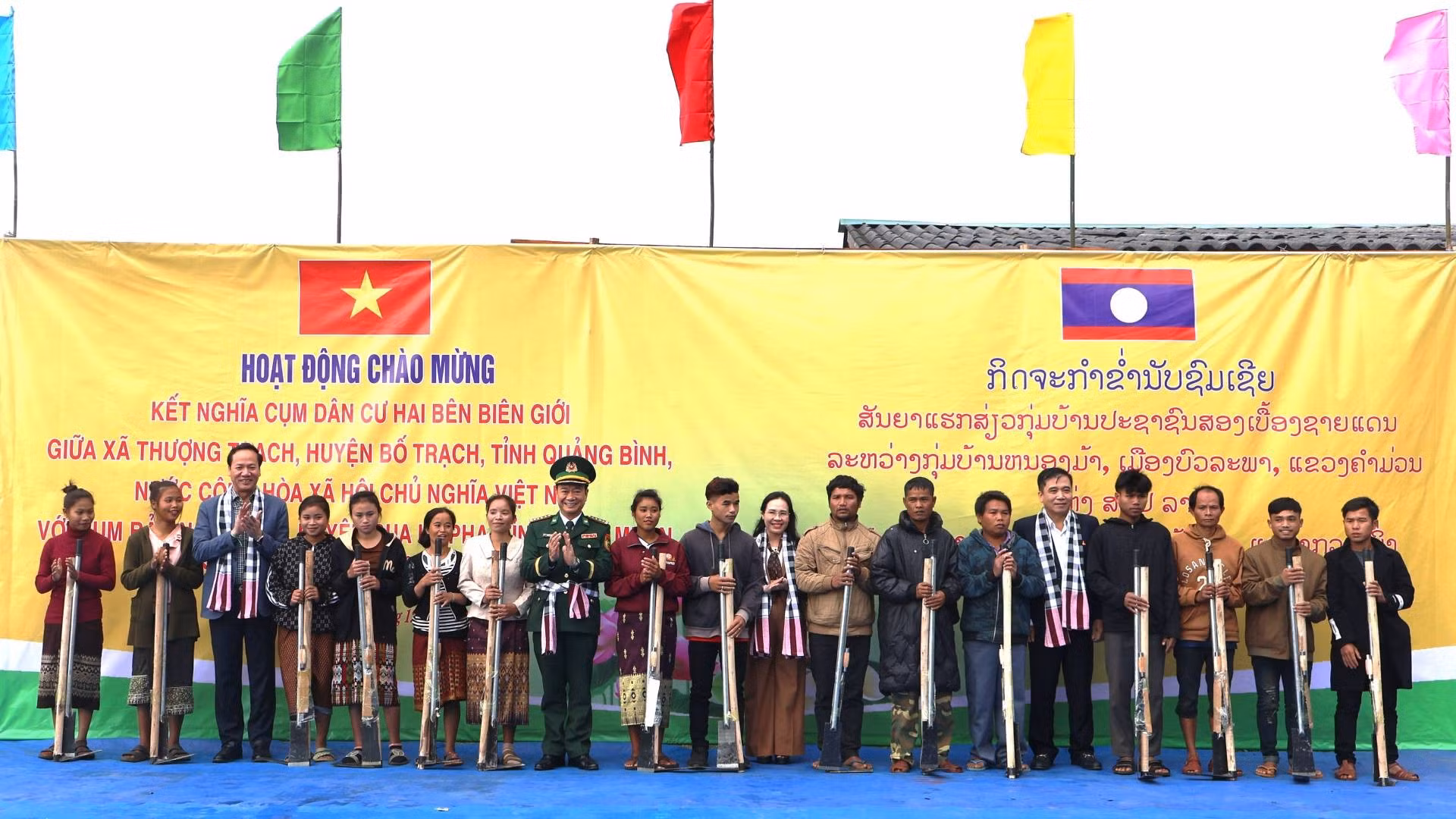 La provincia vietnamita también entrega a los laosianos medios de producción al servicio de la agricultura. La provincia vietnamita también entrega a los laosianos medios de producción al servicio de la agricultura.