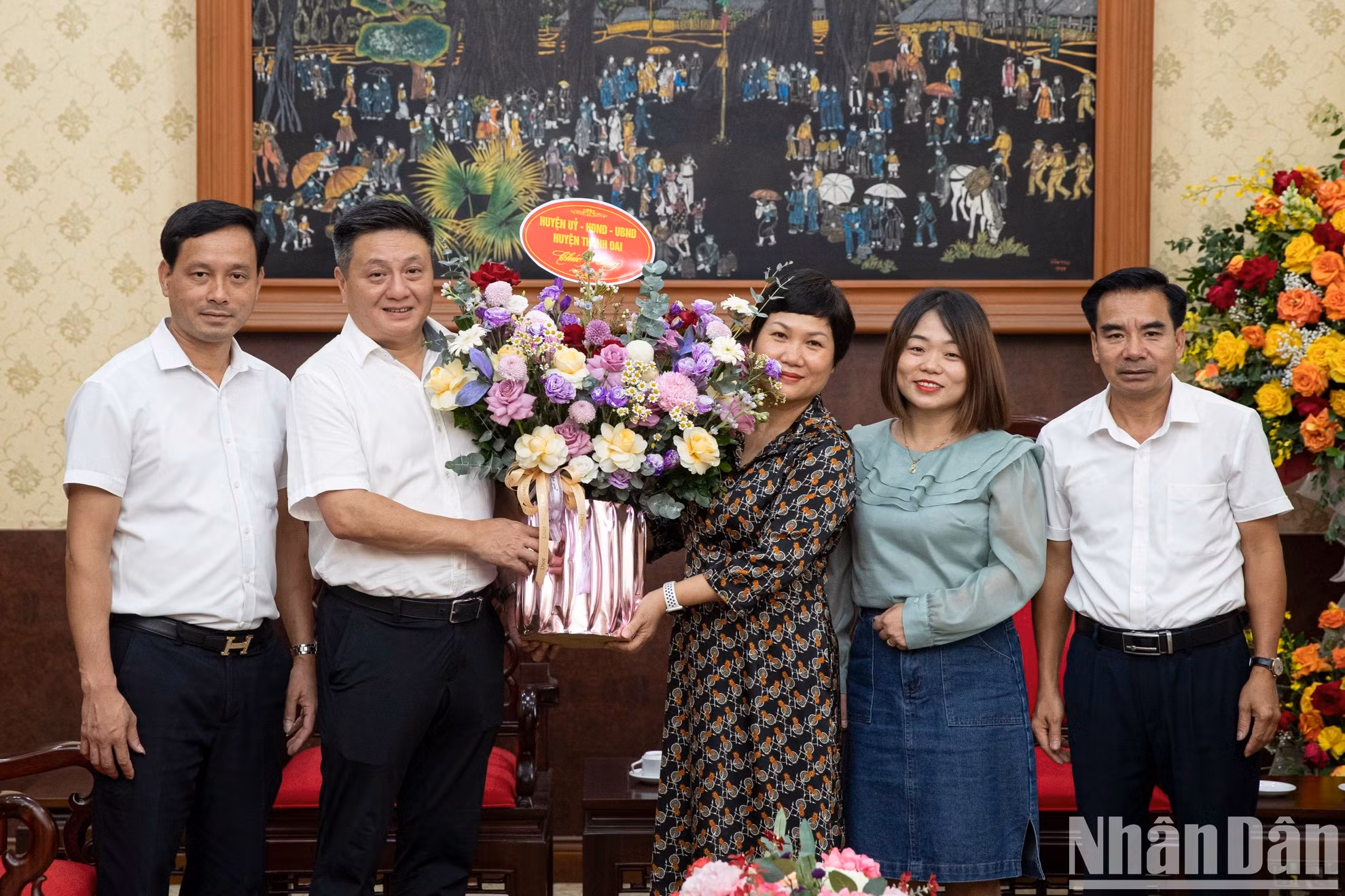 En el encuentro con el Comité del Partido del distrito de Thanh Oai. En el encuentro con el Comité del Partido del distrito de Thanh Oai.
