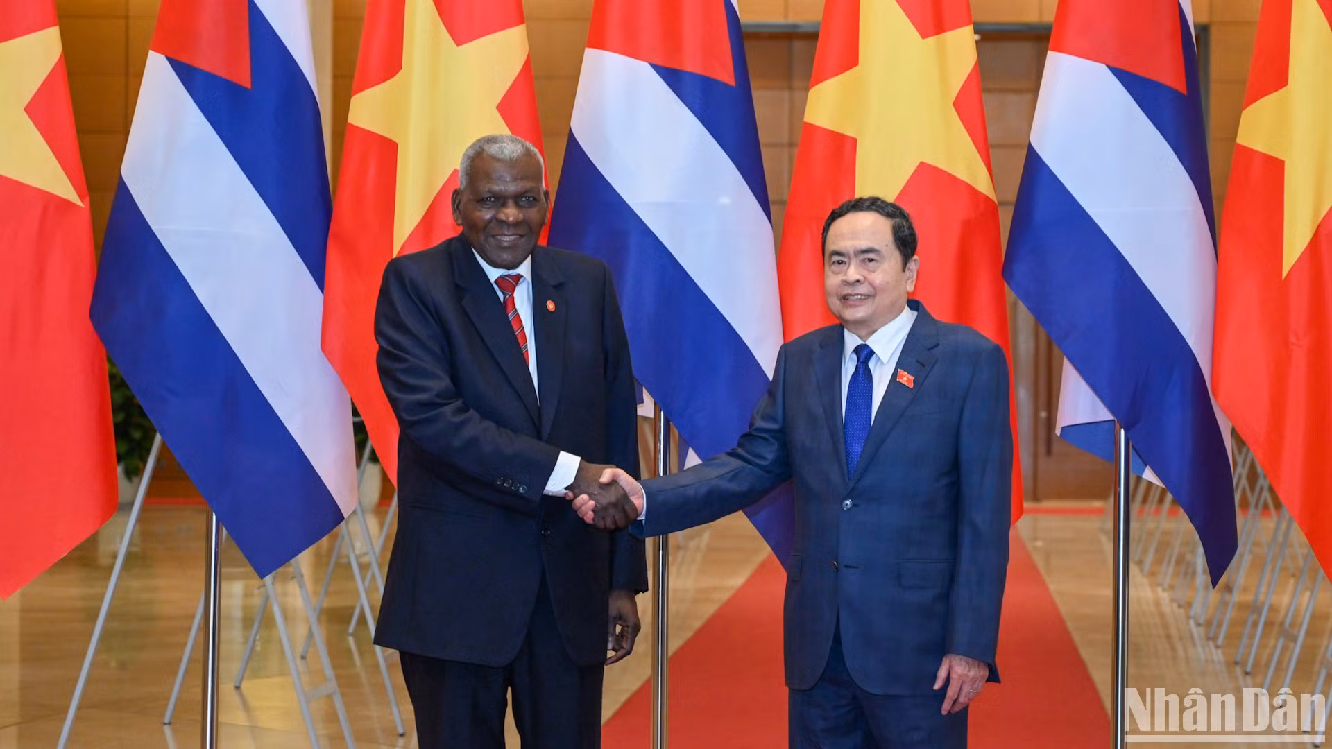 [Foto] Máximo dirigente legislativo vietnamita sostiene conversaciones con presidente de Asamblea Nacional de Cuba