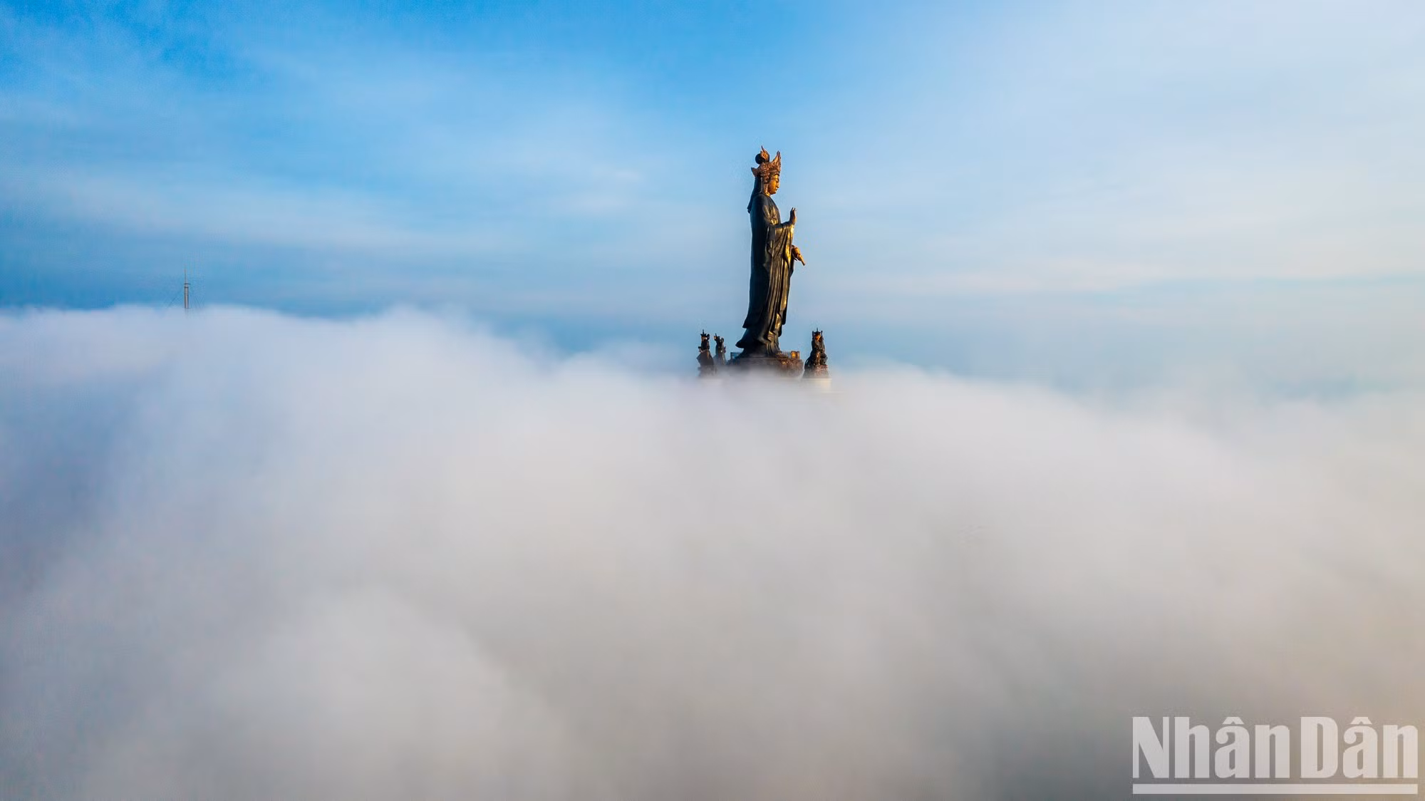 Fundida en bronce, la estatua de Buda de Tay Bo Da Son tiene 72 metros de altura y pesa más de 170 toneladas. Según la Organización Asiática de Registros, es la estatua de Buda de bronce más alta de Asia.