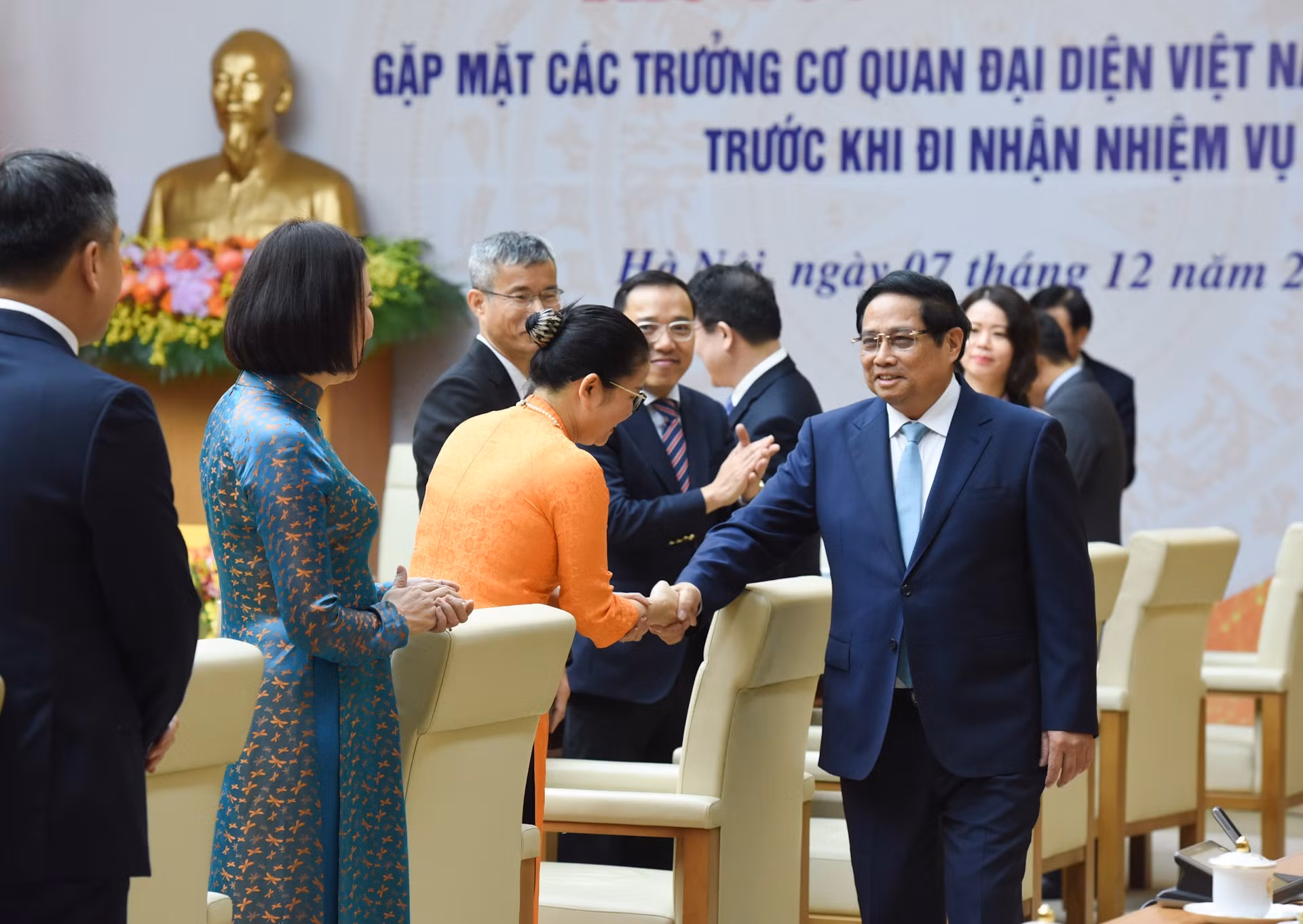 El primer ministro vietnamita, Pham Minh Chinh, se reúne con los jefes de las misiones de Vietnam en el extranjero.