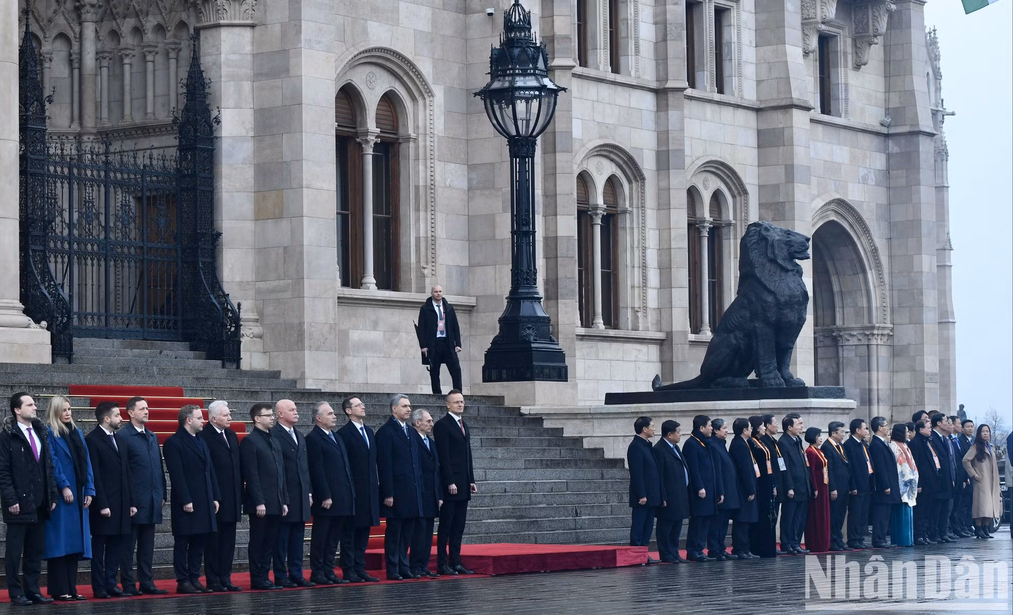 La delegación de alto rango de Vietnam y funcionarios húngaros. La delegación de alto rango de Vietnam y funcionarios húngaros.