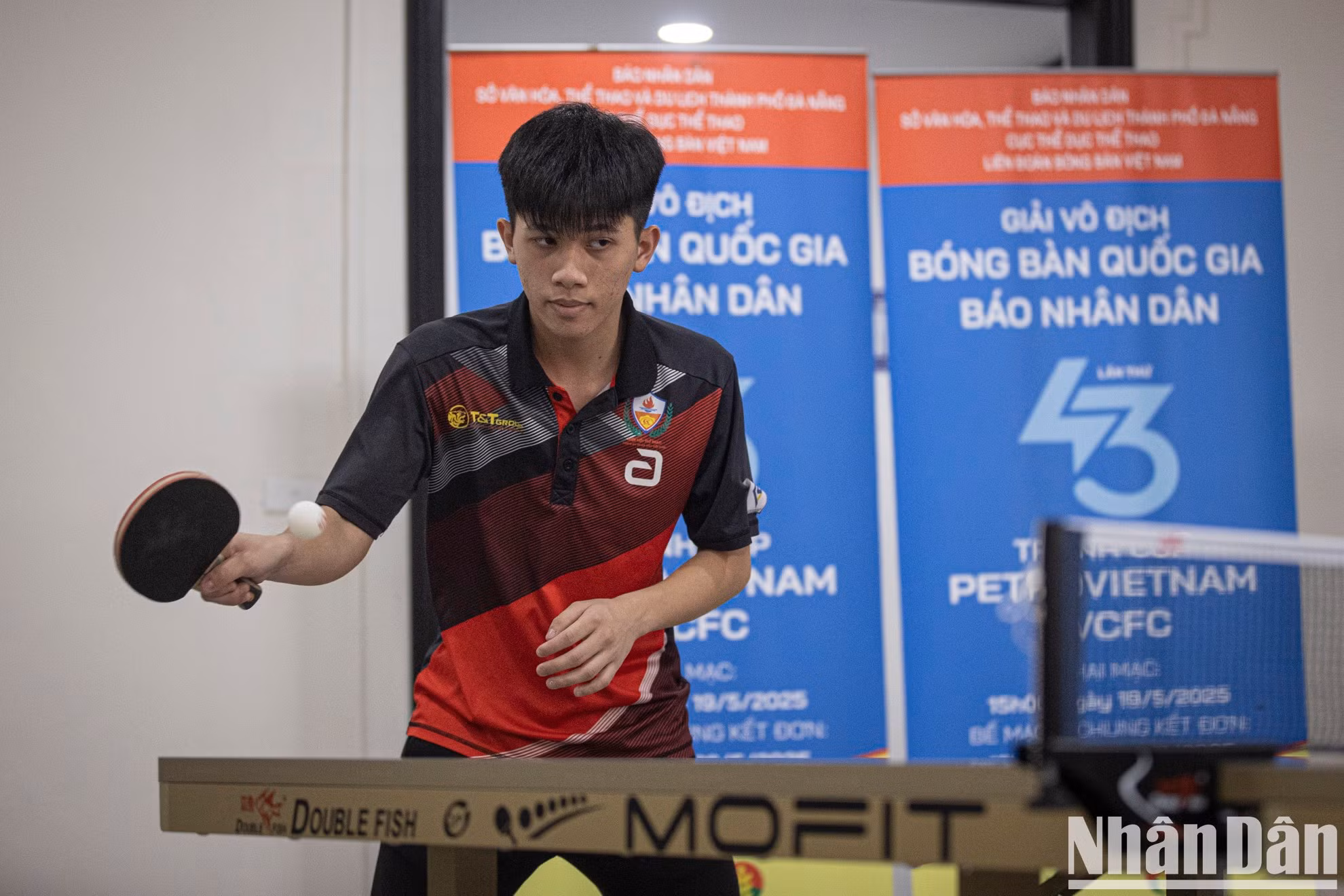 El atleta Nguyen Van Tuan Anh prueba la nueva mesa de juego antes de la rueda de prensa.