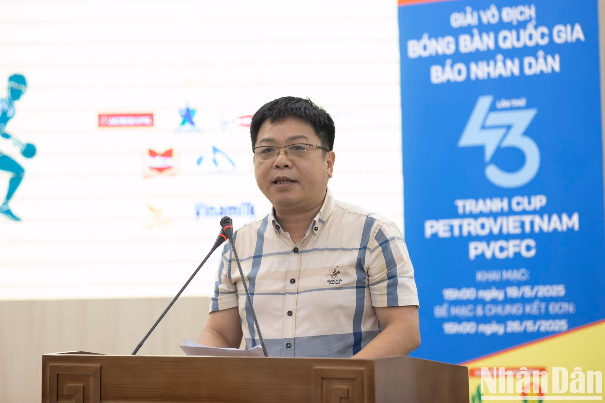 El redactor subjefe de Nhan Dan y subjefe del comité directivo del Campeonato, Que Dinh Nguyen, interviene en la conferencia.