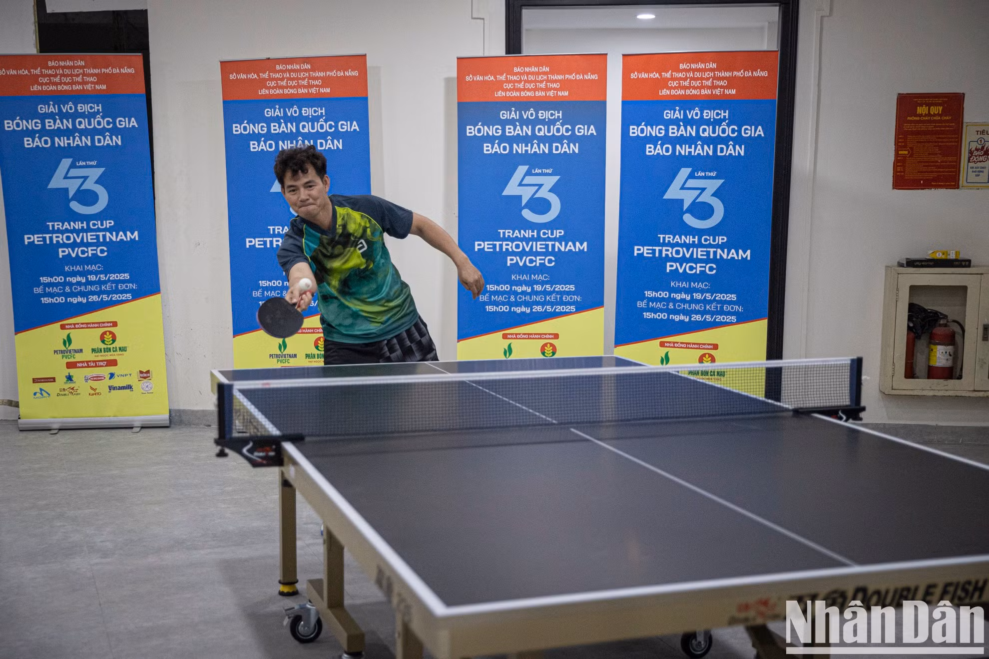 Después de la rueda de prensa, el artista Xuan Bac juega al tenis de mesa con el exjugador y entrenador Dinh Quang Linh.