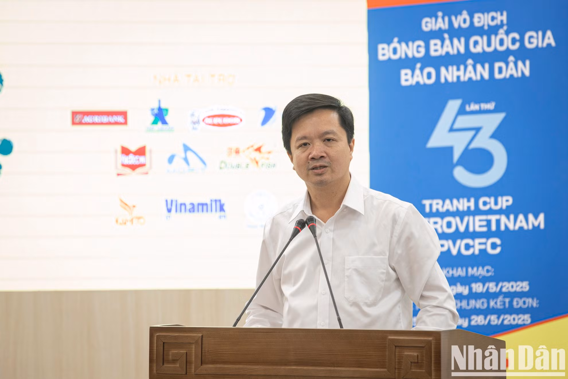 Ta Quang Dung, jefe de la Redacción de Cultura y Artes de Nhan Dan y titular del comité directivo del Campeonato, habla en la rueda.