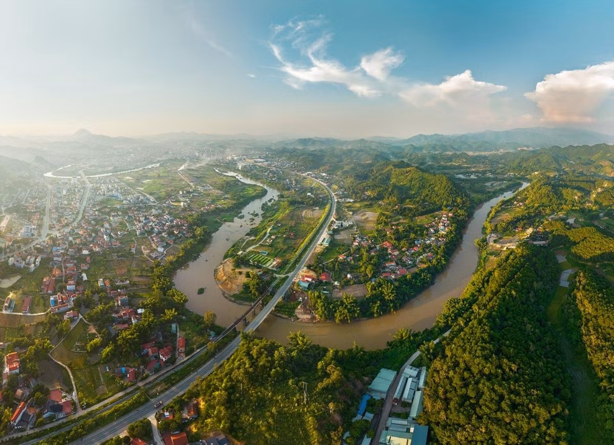 Lang Son se encuentra en el noreste de Vietnam, a unos 155 kilómetros de Hanói. La naturaleza ha dotado a este territorio de hermosos paisajes y un clima fresco en verano. Es un ideal destino para los amantes de la naturaleza. Desde arriba, la ciudad de Lang Son parece un arco, con el puente vial Mai Pha y el ferrocarril paralelo cruzando el río Ky Cung, que serpentea por el centro de la ciudad. Lang Son se encuentra en el noreste de Vietnam, a unos 155 kilómetros de Hanói. La naturaleza ha dotado a este territorio de hermosos paisajes y un clima fresco en verano. Es un ideal destino para los amantes de la naturaleza. Desde arriba, la ciudad de Lang Son parece un arco, con el puente vial Mai Pha y el ferrocarril paralelo cruzando el río Ky Cung, que serpentea por el centro de la ciudad.