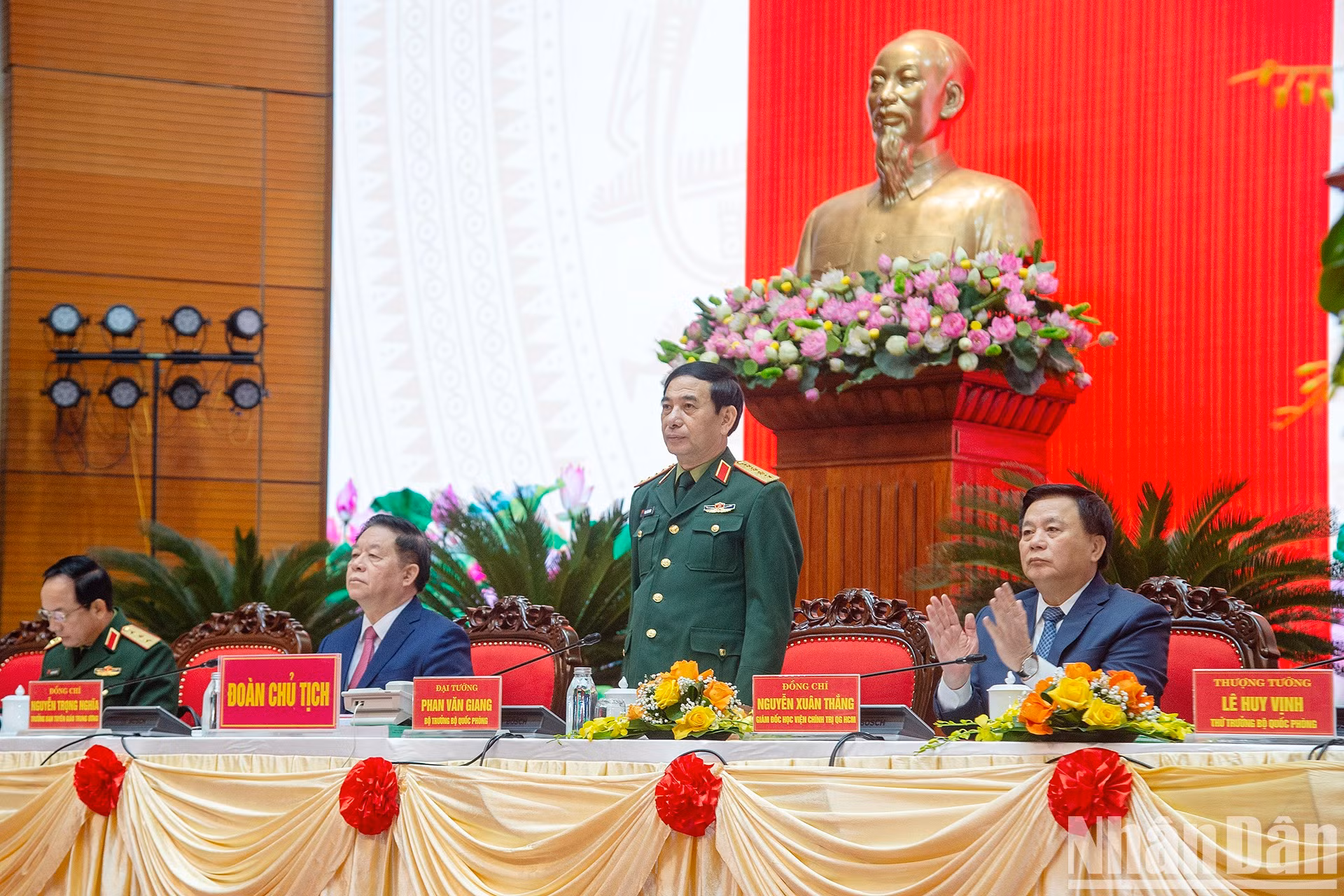 El ministro de Defensa, Phan Van Giang, y delegados. El ministro de Defensa, Phan Van Giang, y delegados.