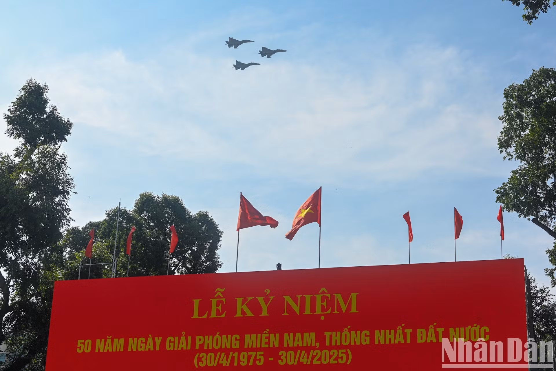 Aviones de la Fuerza Aérea sobrevuelan el escenario.