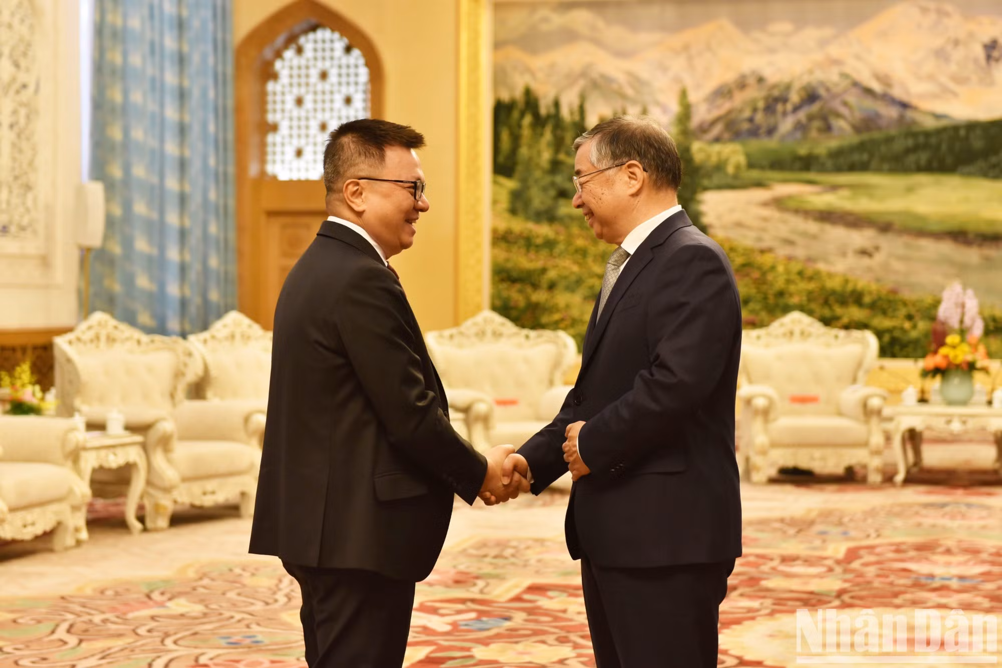 El presidente-editor de Nhan Dan, Le Quoc Minh (izquierda), y Li Shulei, miembro del Buró Político del Comité Central del PCCh y jefe de su Departamento de Publicidad.