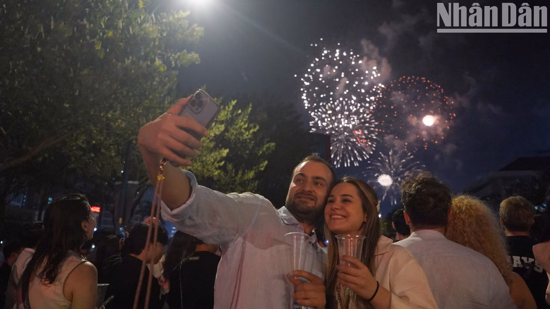 Al despedir el año pasado y dar la bienvenida al 2025 con nuevos propósitos, muchas personas comparten su emoción y desean paz en el nuevo año a sus familiares y amigos.