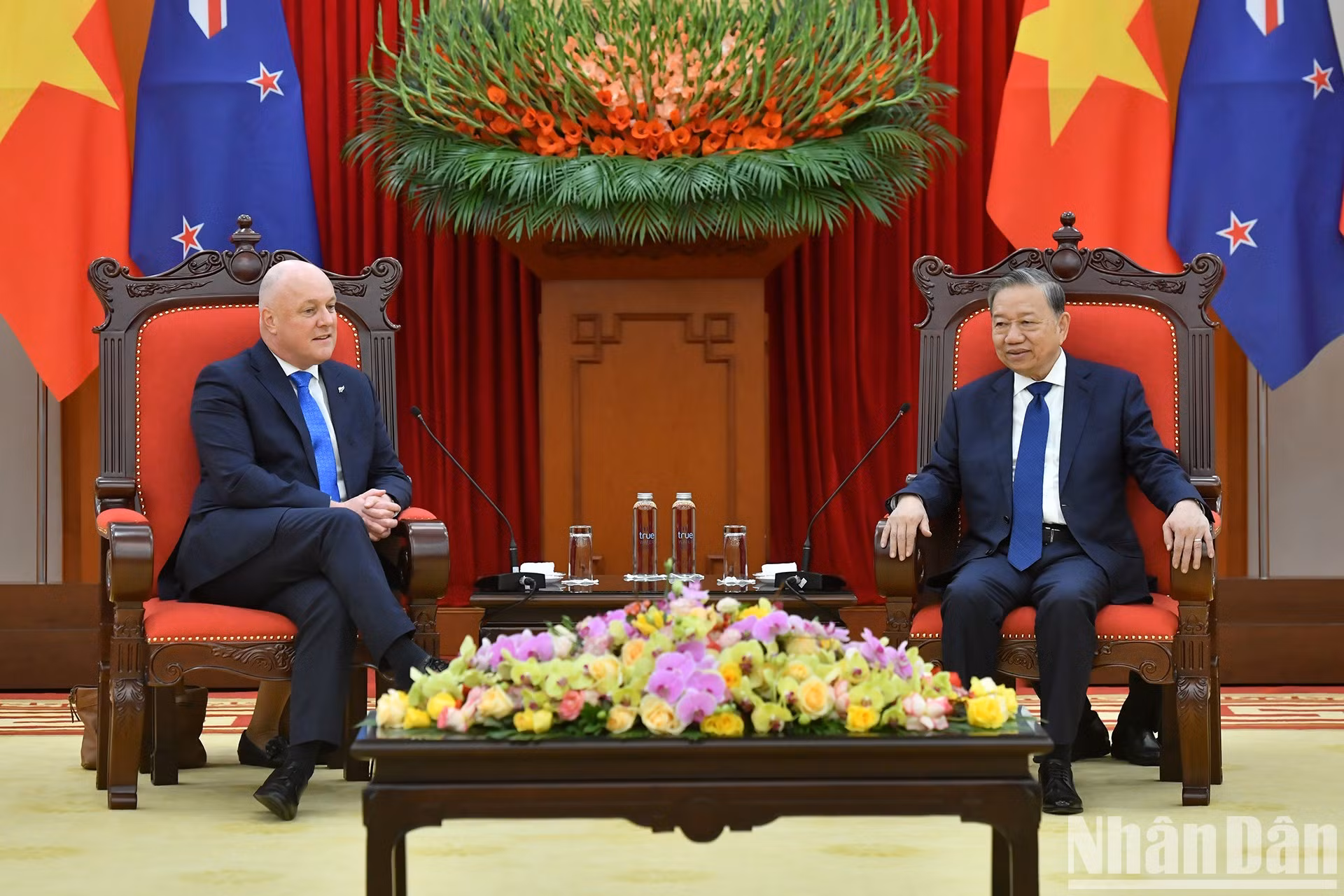 El secretario general del Partido Comunista de Vietnam, To Lam, y el primer ministro de Nueva Zelanda, Christopher Luxon.