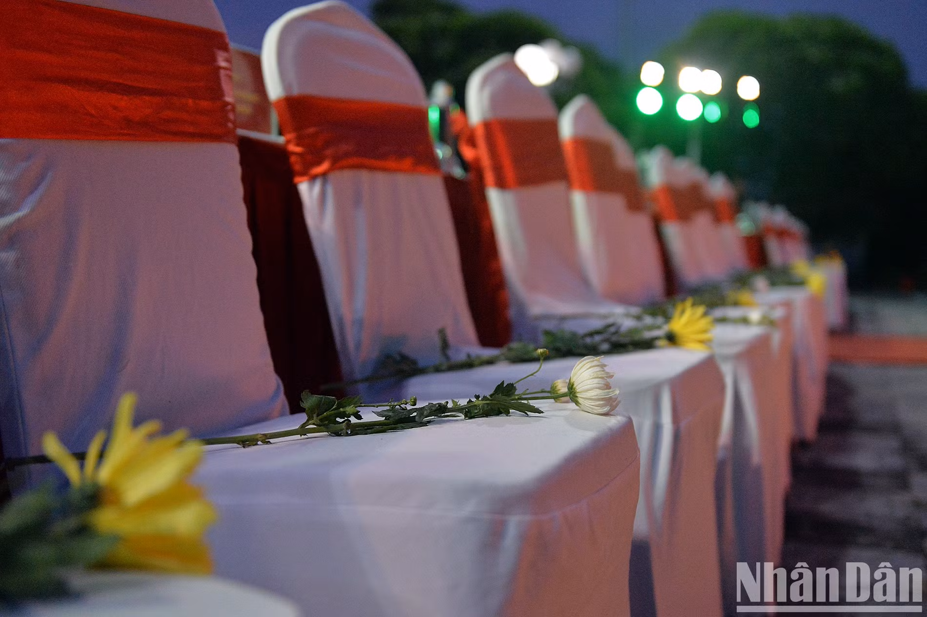 Las filas de asientos están reservadas para las almas heroicas de quienes sacrificaron sus vidas por la Patria. Las filas de asientos están reservadas para las almas heroicas de quienes sacrificaron sus vidas por la Patria.