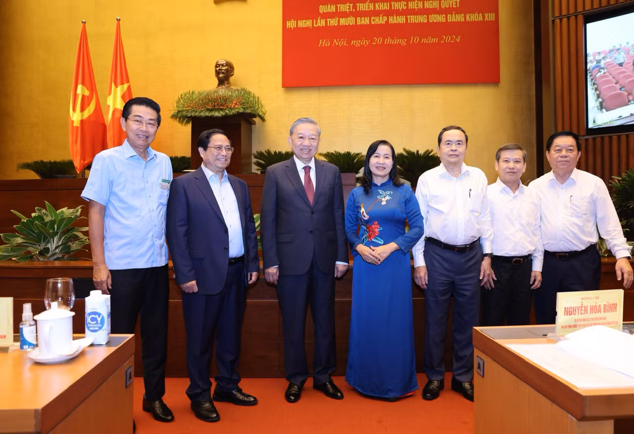 El secretario general del PCV y presidente de Vietnam, To Lam, los dirigentes del Partido y del Estado y delegados en la cita.