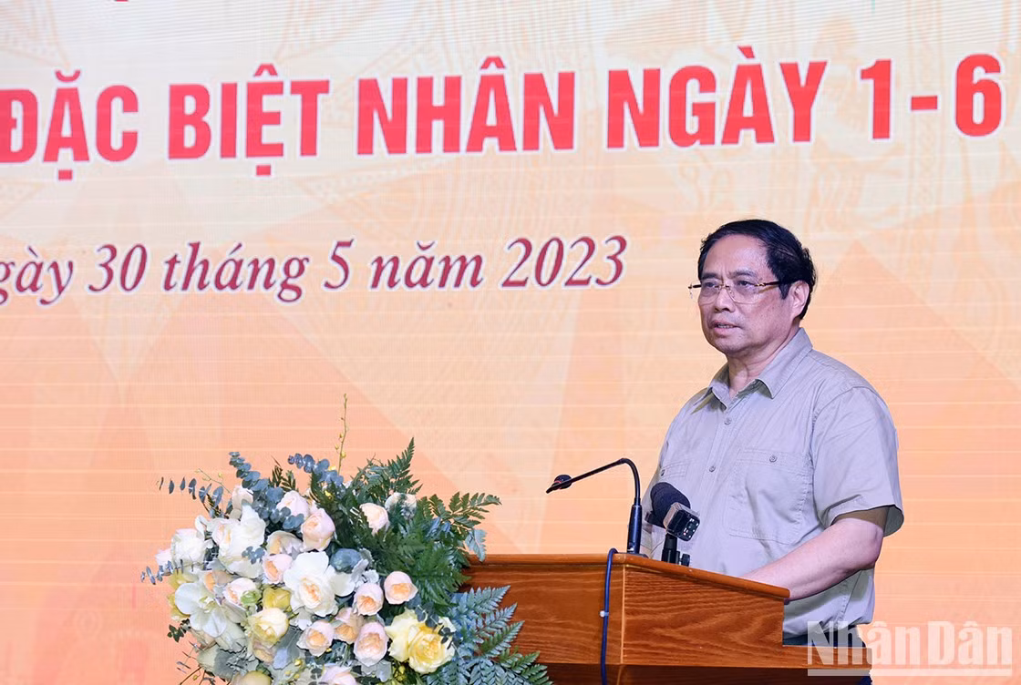 Minh Chinh valora altamente los logros de los docentes y alumnos de los dos centros educativos.