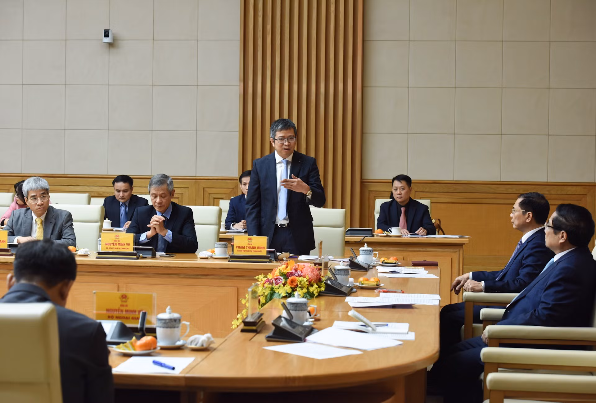 El embajador vietnamita en China interviene en el encuentro.