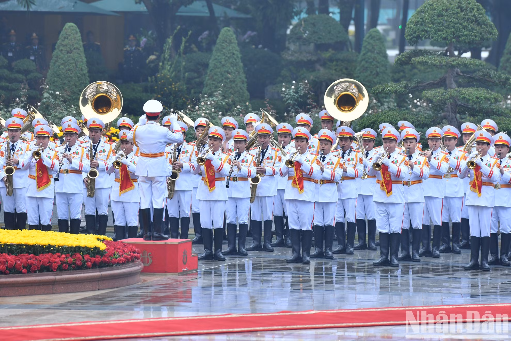 La banda militar interpreta el himno nacional de ambos países. La banda militar interpreta el himno nacional de ambos países.