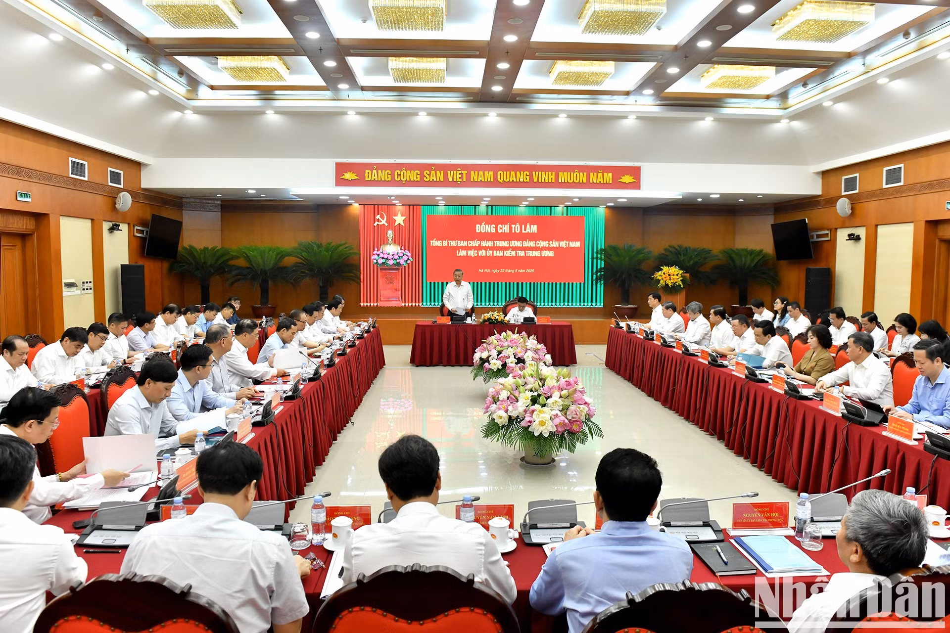 El secretario general del Partido Comunista de Vietnam, To Lam, interviene en la reunión.