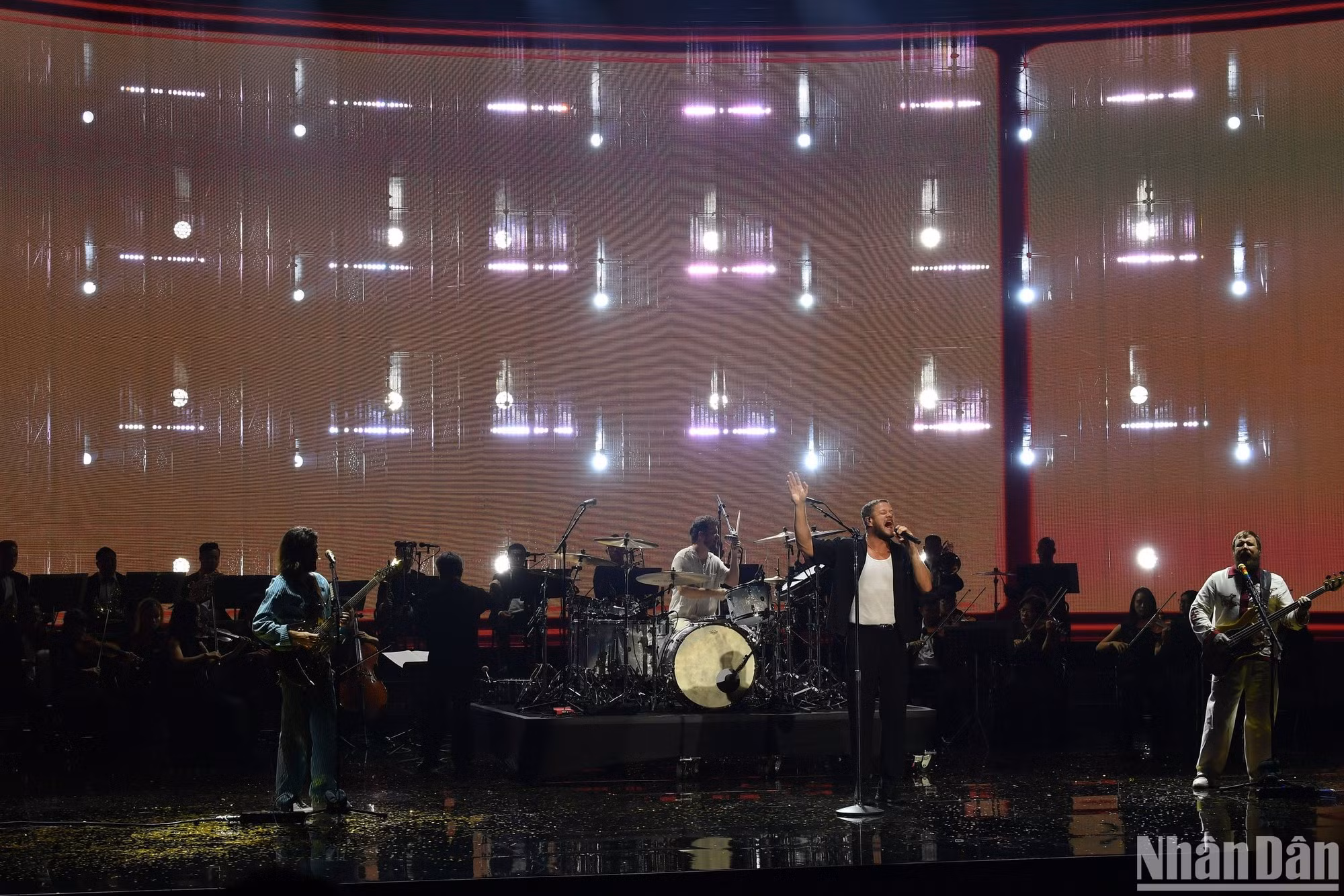 Los Premios VinFuture 2024 concluyen con la canción "Walking the Wire", interpretada por el grupo musical internacional Imagine Dragons y la Orquesta Sinfónica Nacional de Vietnam.