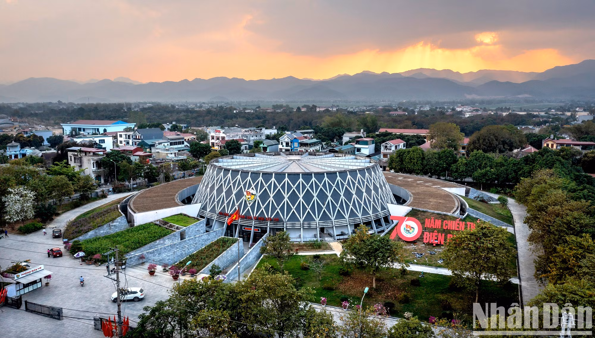 El Museo Histórico de la Victoria de Dien Bien Phu se construyó en 2012 y se inauguró en 2014 para conmemorar el 60 aniversario de la estratégica batalla. Se trata de un proyecto de arquitectura moderna. Su exterior está diseñado en forma de sombrero de bambú cubierto con una red para camuflaje, junto con motivos de diamantes, que simbolizan el chaleco protector que llevaban los soldados durante la campaña de Dien Bien en 1954. El Museo Histórico de la Victoria de Dien Bien Phu se construyó en 2012 y se inauguró en 2014 para conmemorar el 60 aniversario de la estratégica batalla. Se trata de un proyecto de arquitectura moderna. Su exterior está diseñado en forma de sombrero de bambú cubierto con una red para camuflaje, junto con motivos de diamantes, que simbolizan el chaleco protector que llevaban los soldados durante la campaña de Dien Bien en 1954.
