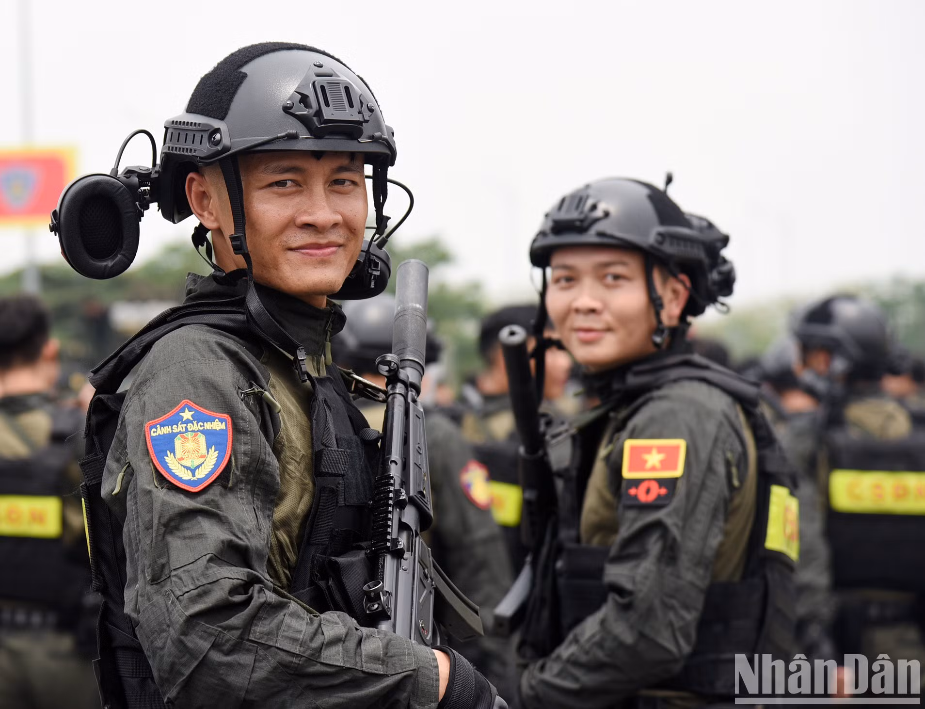 Los oficiales y agentes de la fuerza.