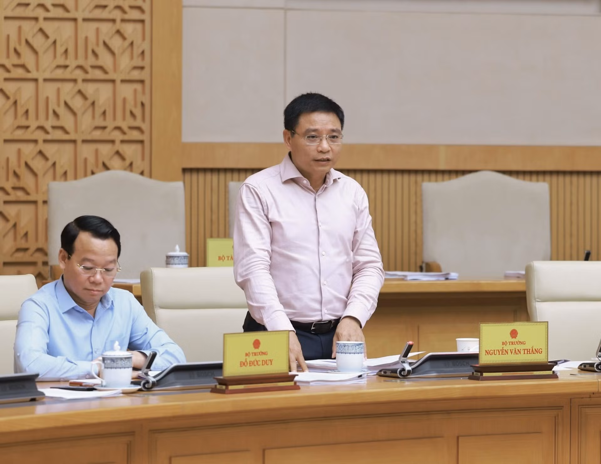 El ministro de Finanzas, Nguyen Van Thang, interviene en el acto.