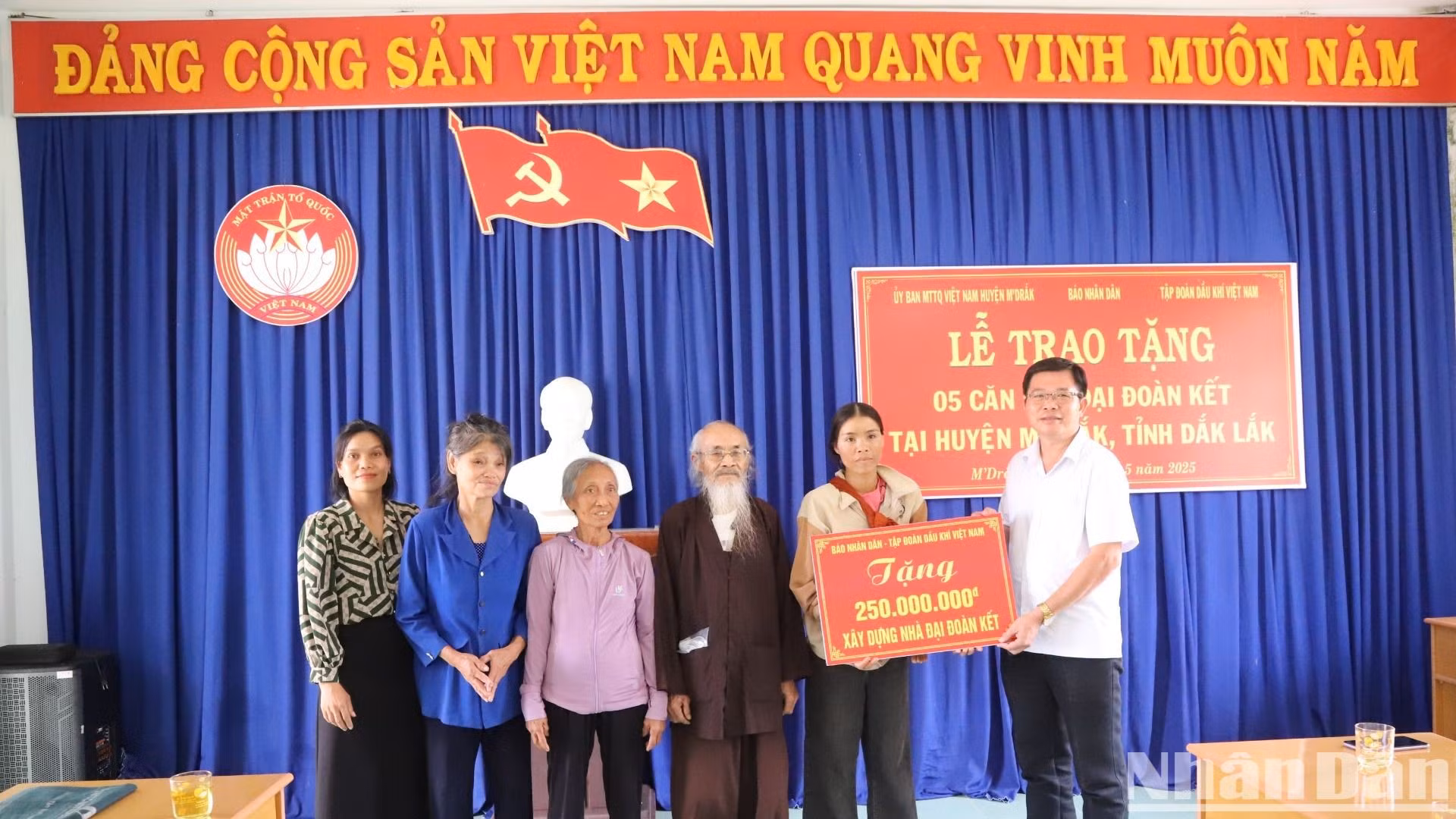 Periódico Nhan Dan dona fondos para construir casas de caridad en distrito remoto ảnh 4
