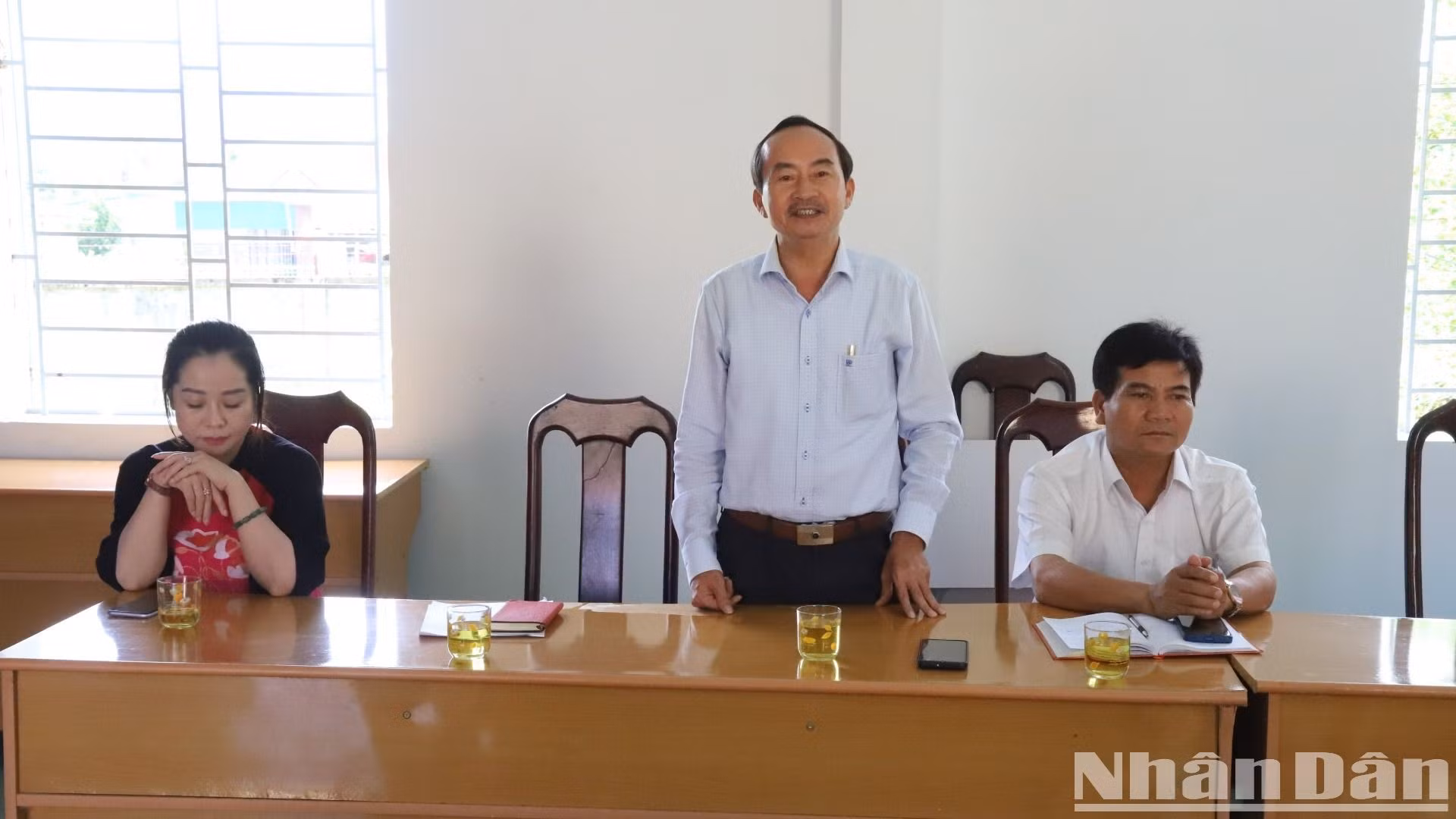 Periódico Nhan Dan dona fondos para construir casas de caridad en distrito remoto ảnh 5