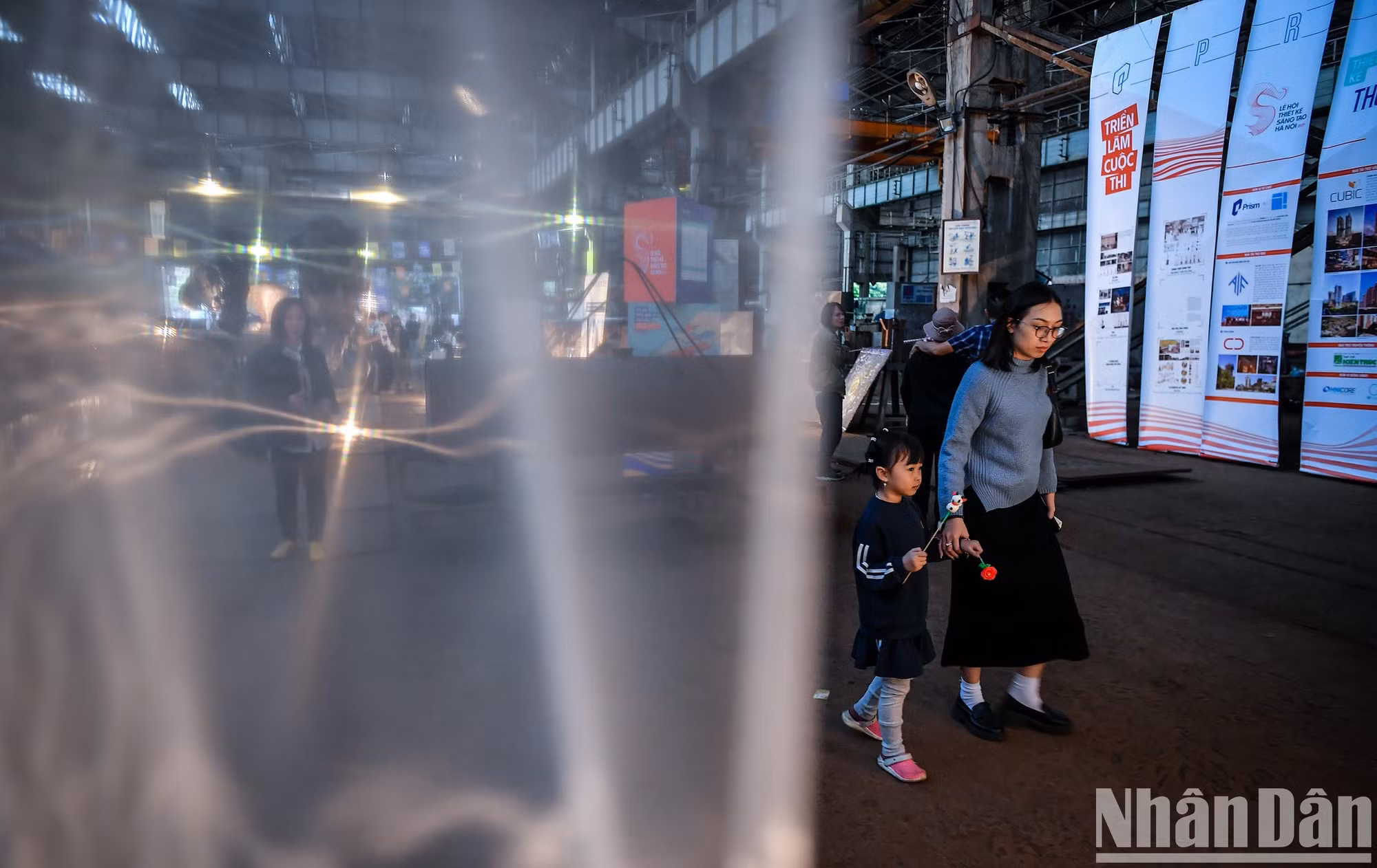 La fábrica de trenes de Gia Lam se ha transformado en espacios de exposición con 16 secciones que combinan efectos visuales únicos.