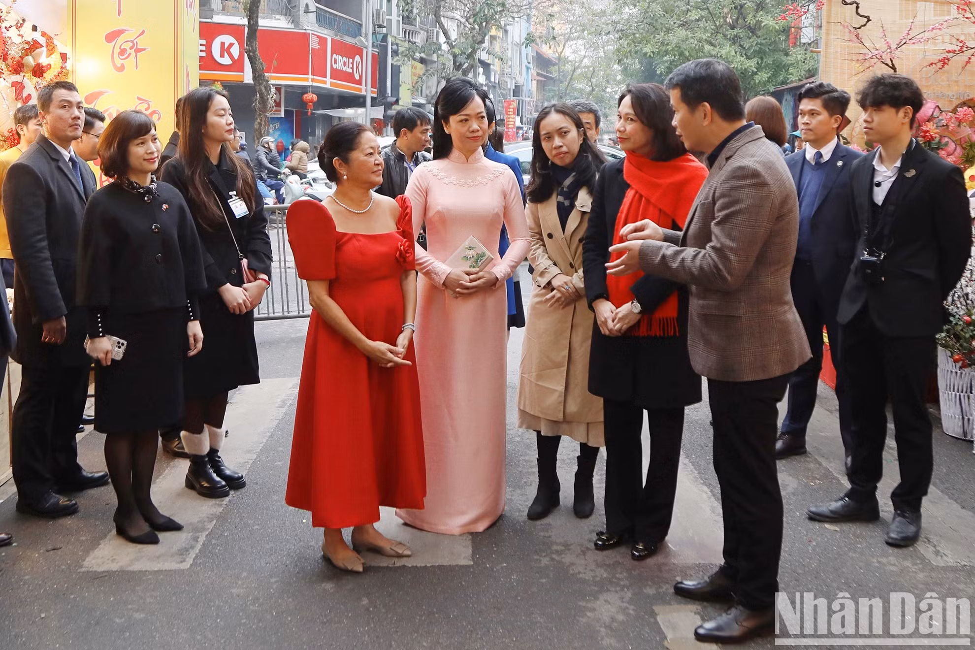 Ambas señoras escuchan introducción al mercado de flores de Hang Luoc.