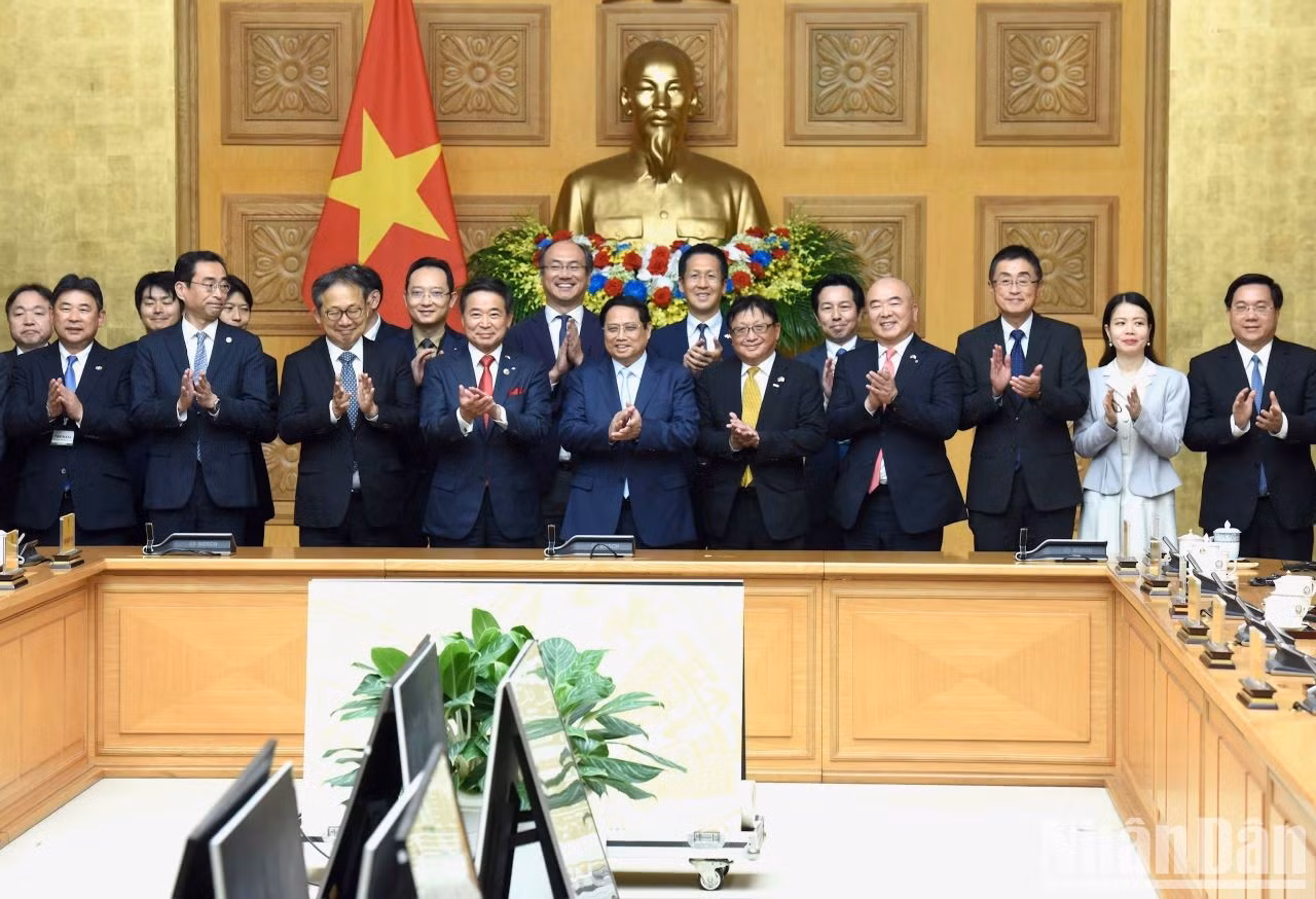 Minh Chinh y la delegación del Comité Económico Japón-Vietnam.